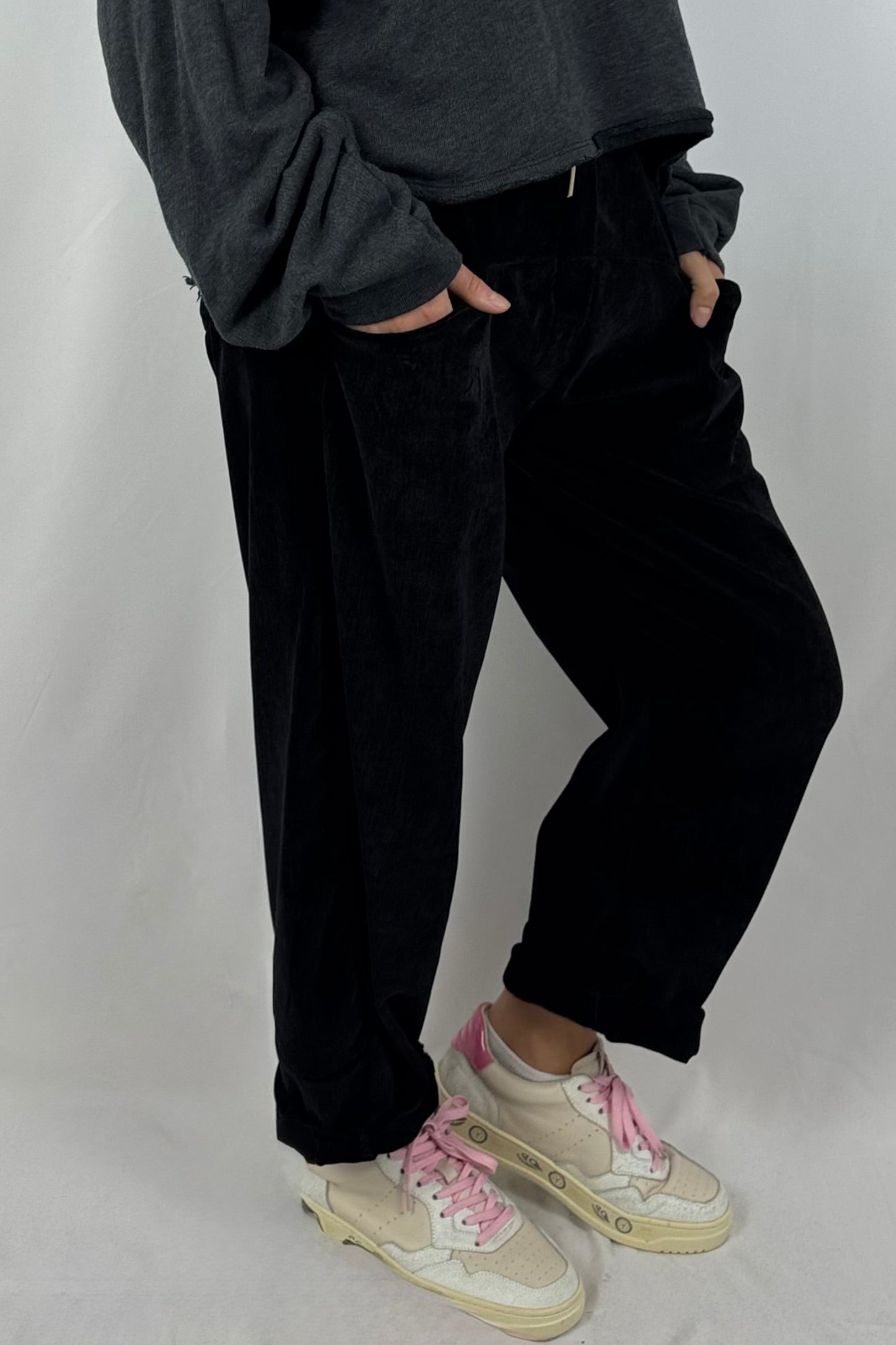 Damen Hose – Samtoptik mit Leo-Kordel-Schwarz