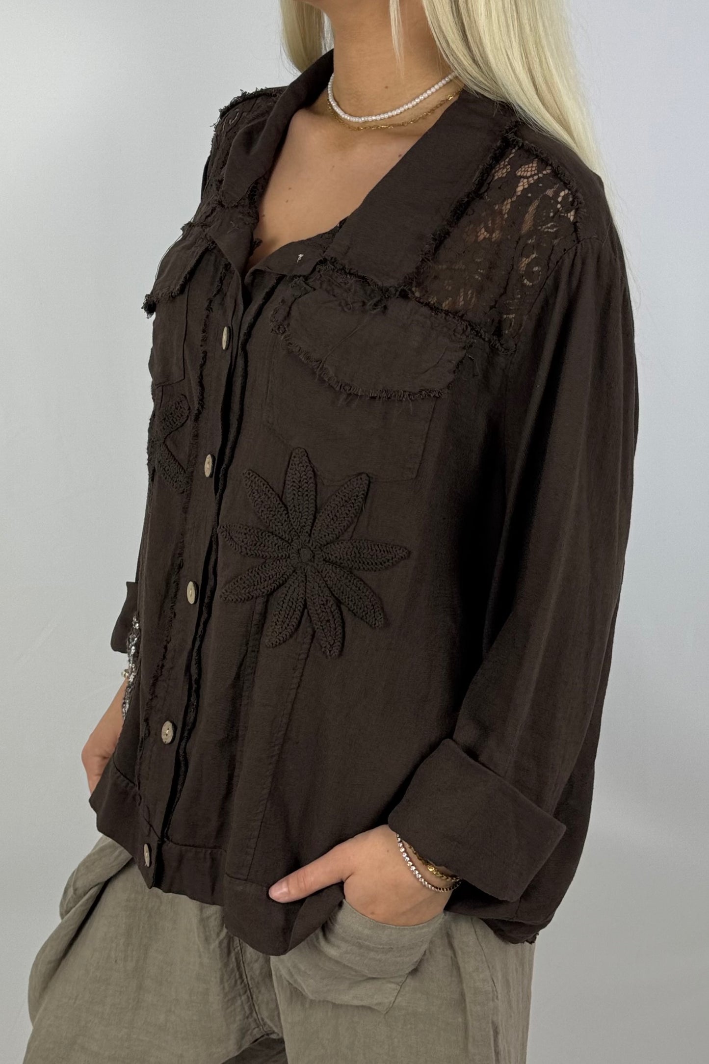 Leichte Bluse mit Häkelblumen & Spitzendetails-Schoko
