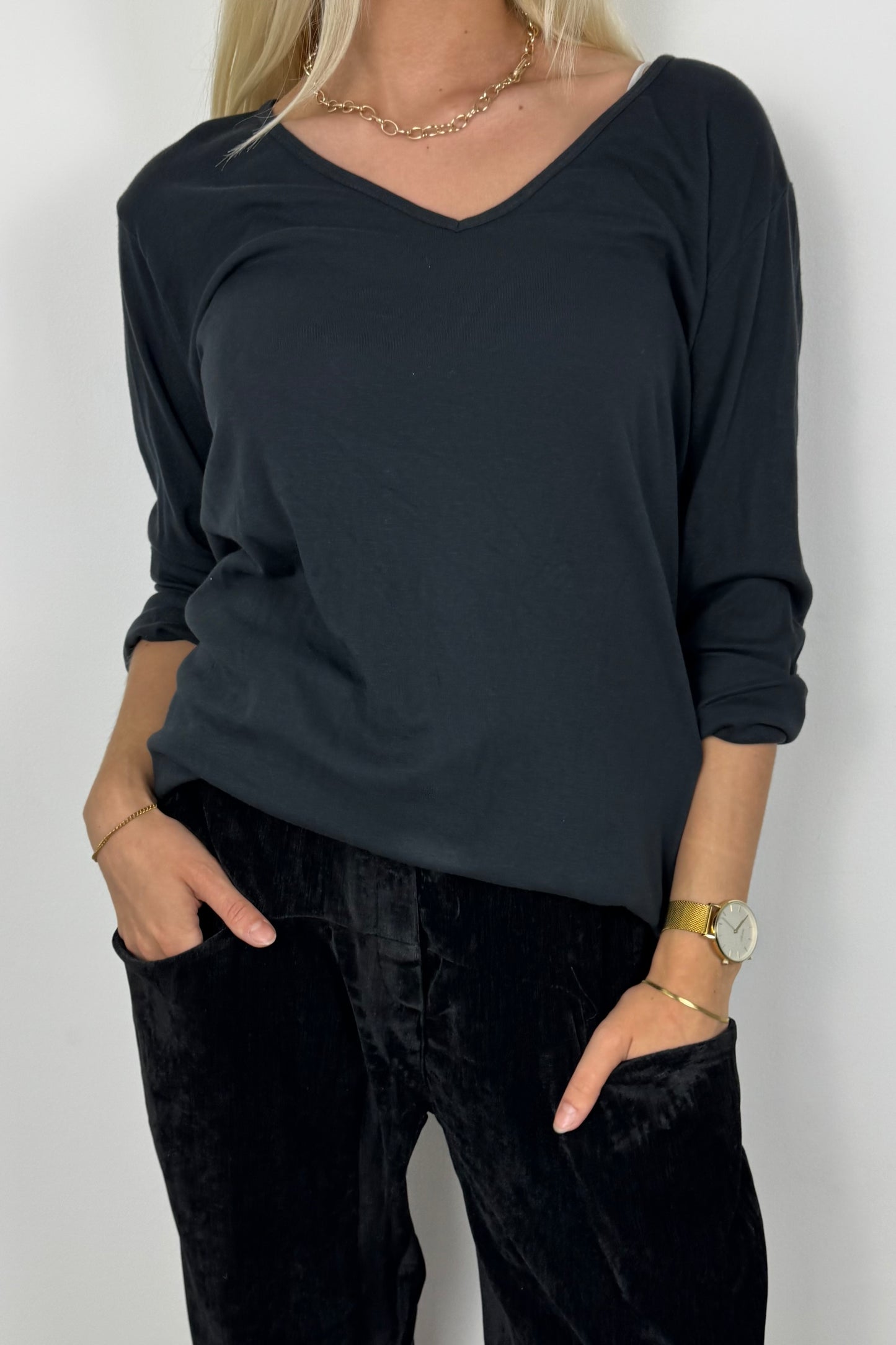 Damen Shirt mit V-Ausschnitt und gekrempelten Ärmeln