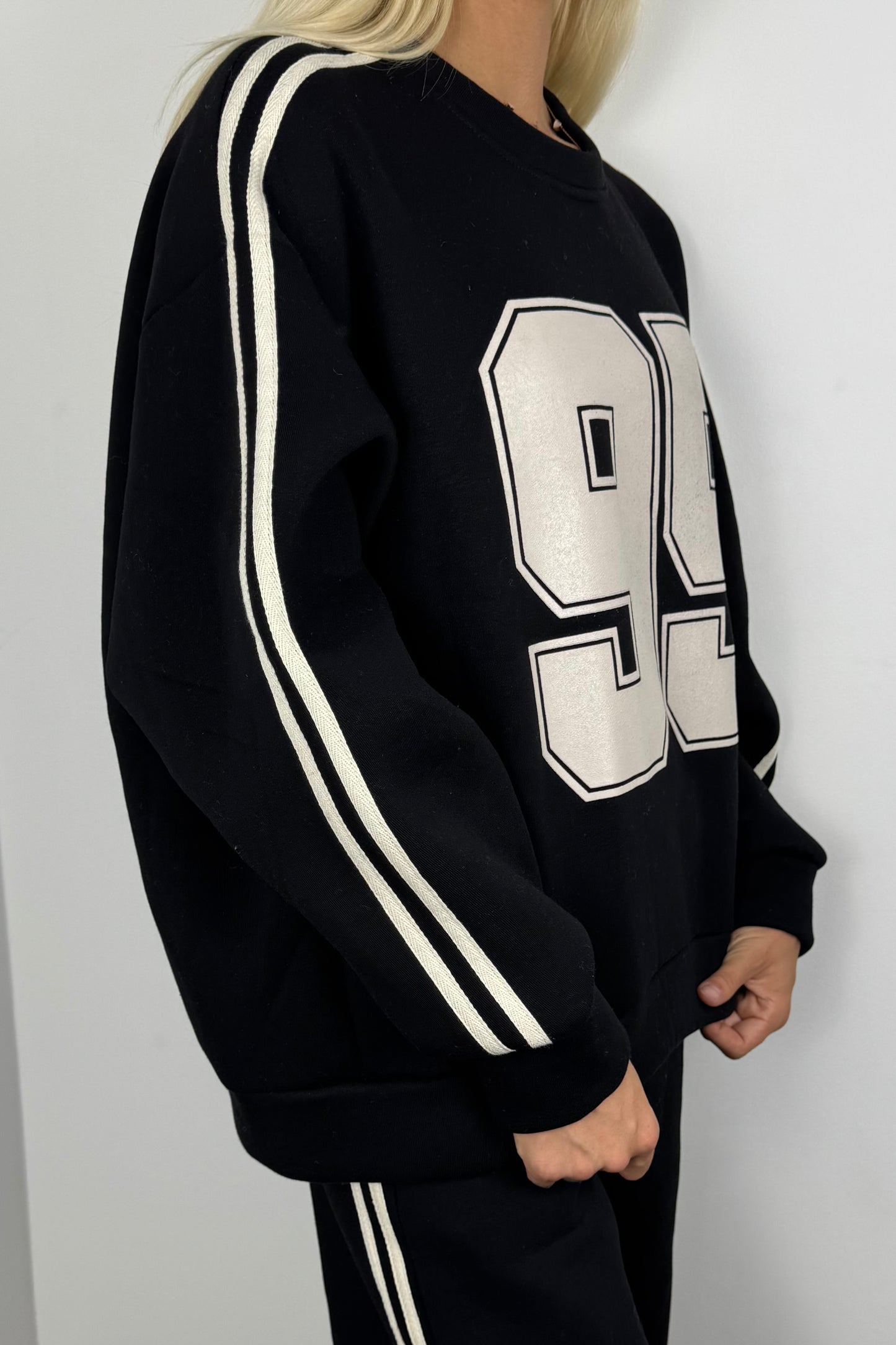 Trendiger Oversize-Sweater mit Print „95“ –Schwarz