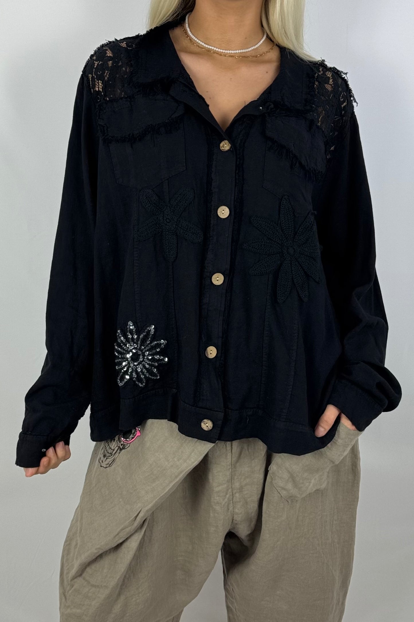 Leichte Bluse mit Häkelblumen & Spitzendetails-Schwarz