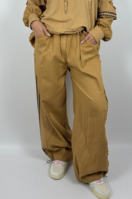 Baggy Hose mit Leo-Streifen-Kamel