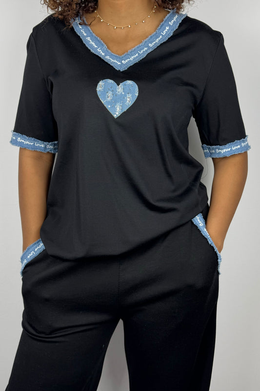 T-Shirt mit Herz-Print & Jeans-Details – liebevoll & trendy
