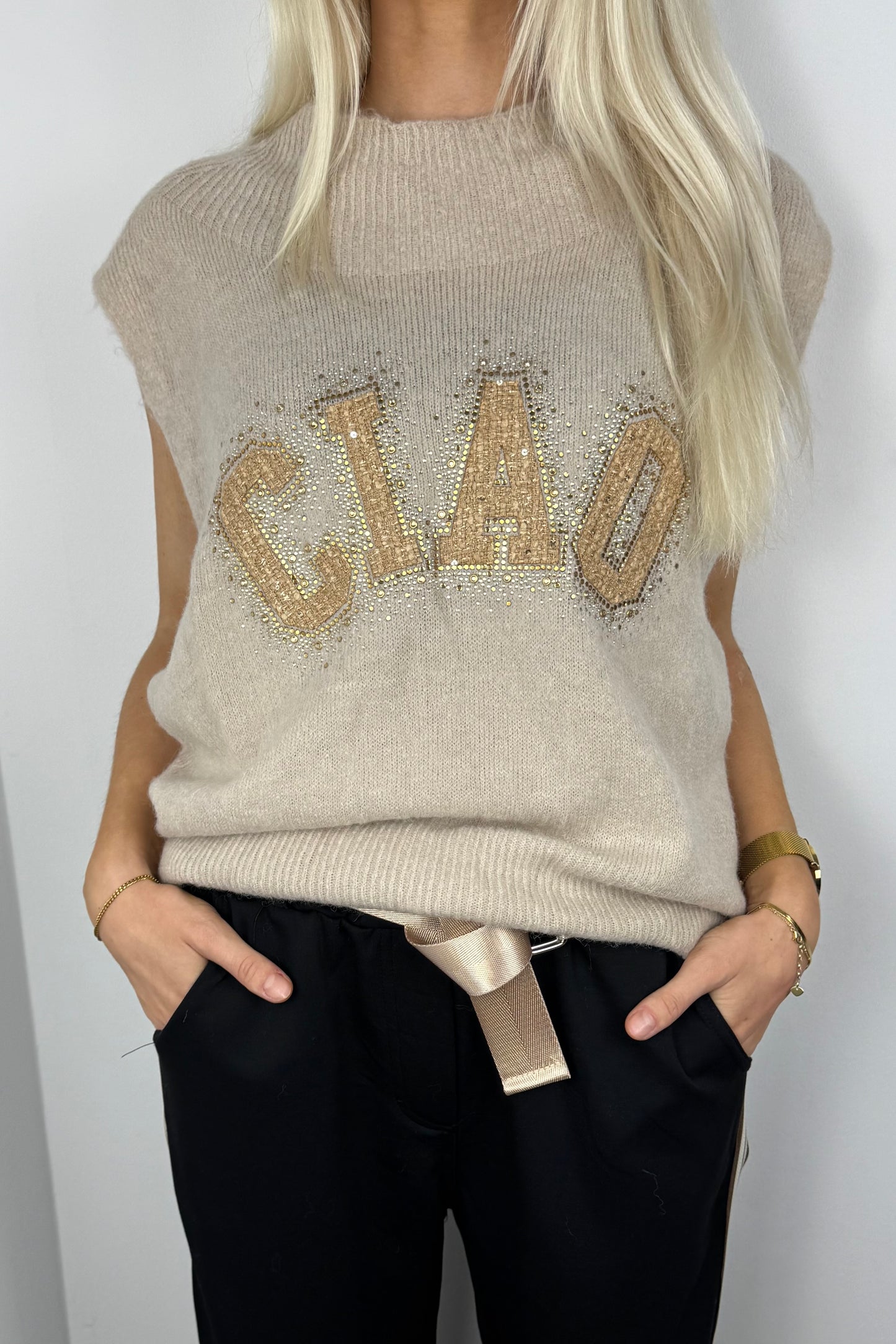 Pullover mit Strass-Schriftzug „CIAO“ –Beige