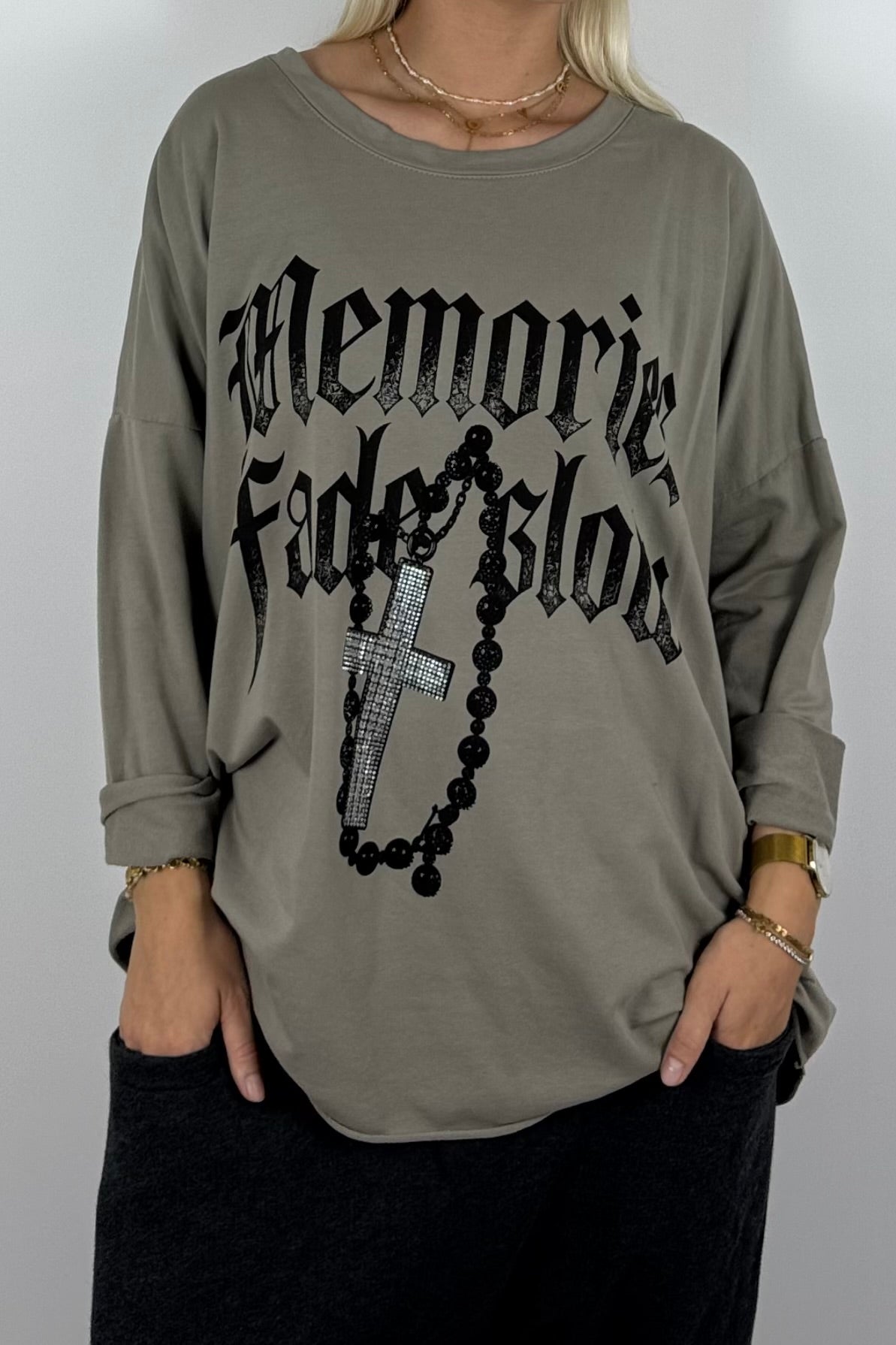 Oversize Shirt „Memories Fade Slow“ mit Kreuz-Detail –Mud