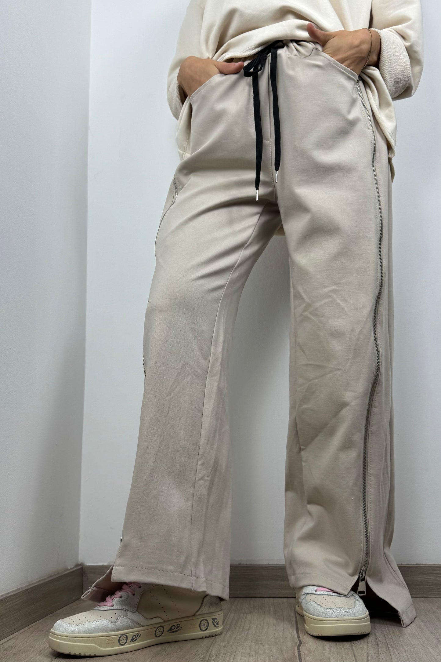 Damen Hose mit seitlichen Reißverschlüssen und elastischem Bund –Beige