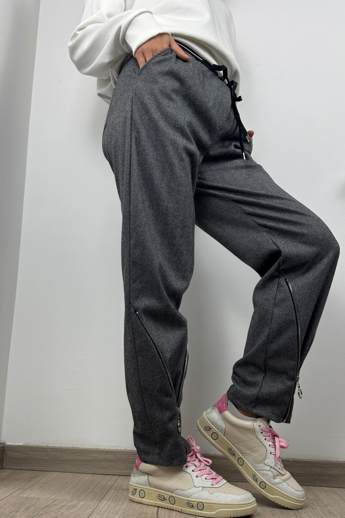 Stylische Damenhose mit Gummibund und Zipper-Details-Schwarz