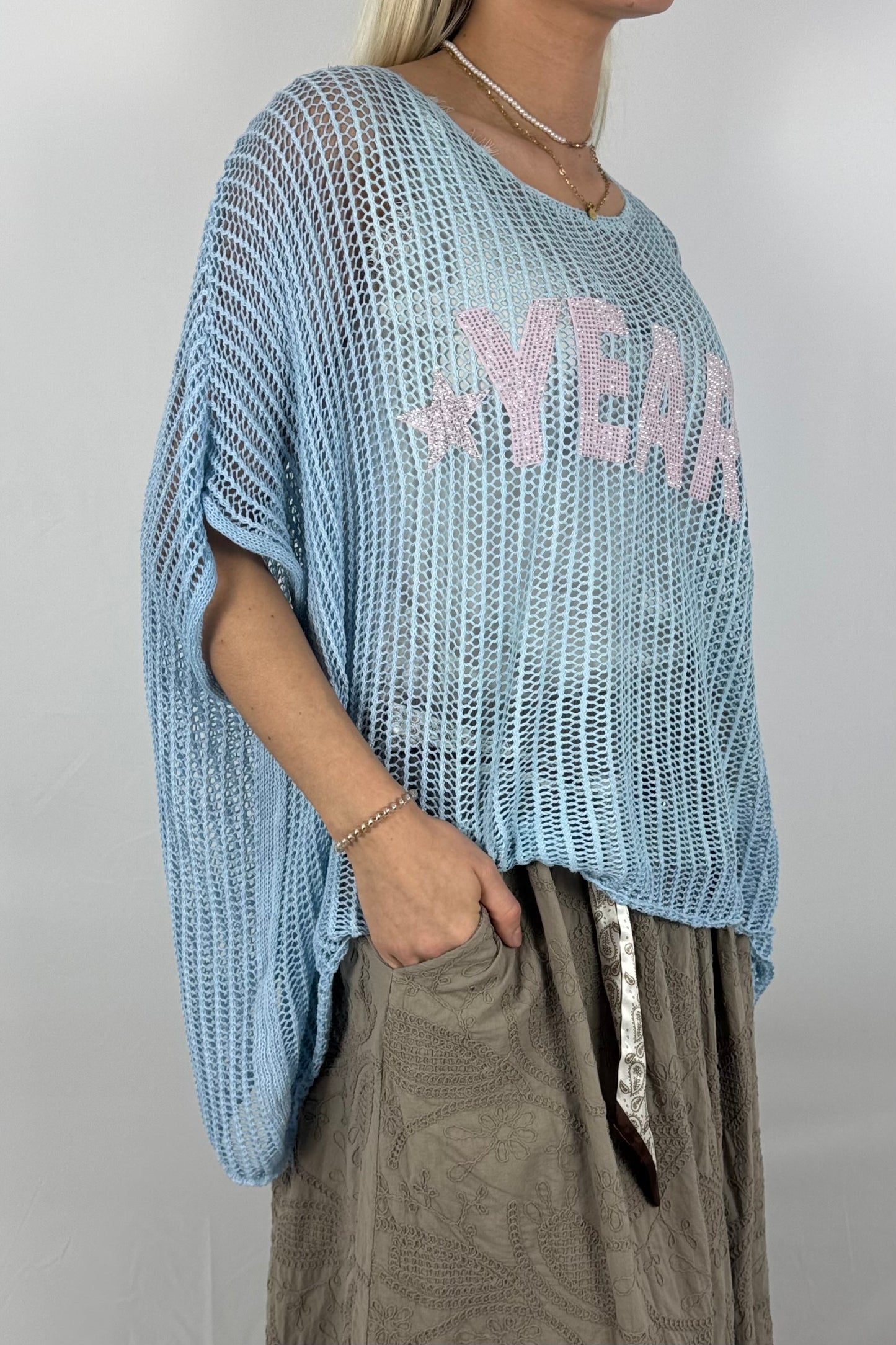 Oversize Strickshirt „YEARN“ – Netzlook Statement Shirt-Hellblau