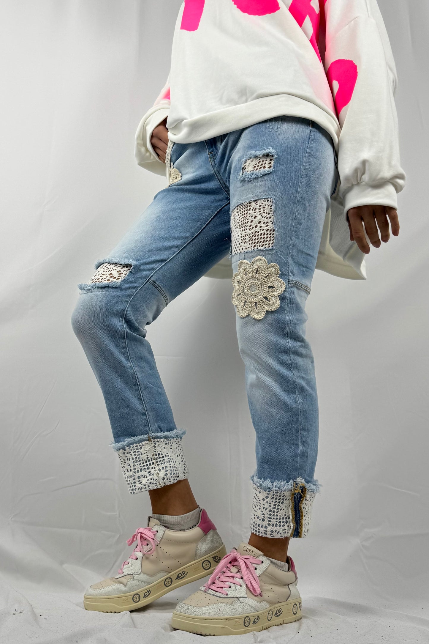 Jeans mit Häkelblumen & Spitzen-Details