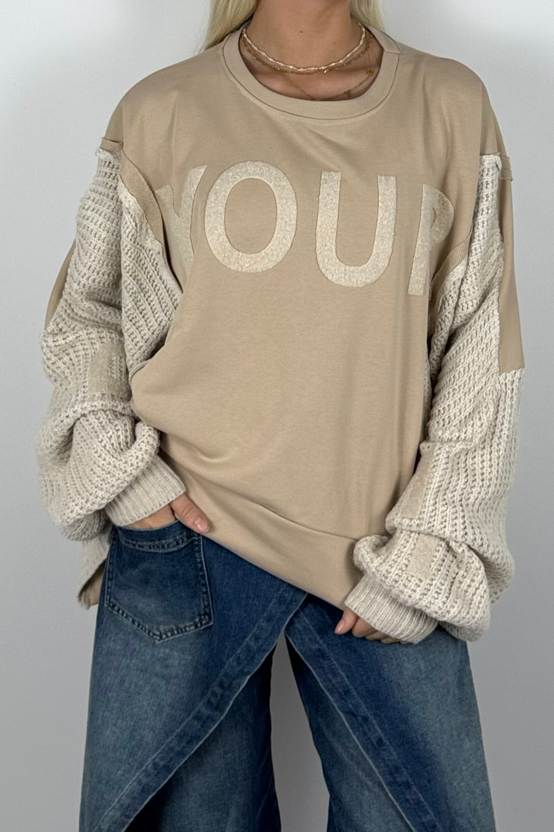 Damen Oversize Sweatshirt mit Strickärmeln & Statement – Beige