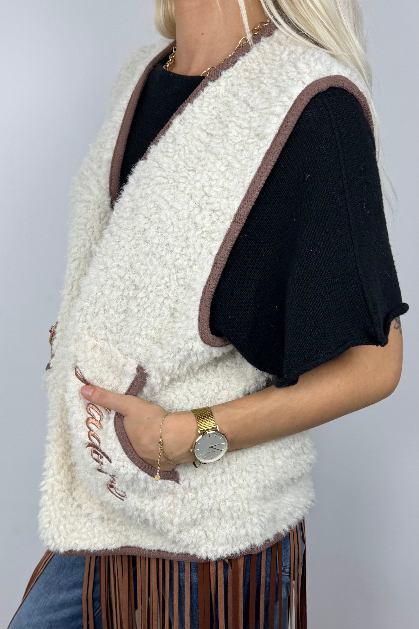 Flauschige Weste mit Stickerei –White