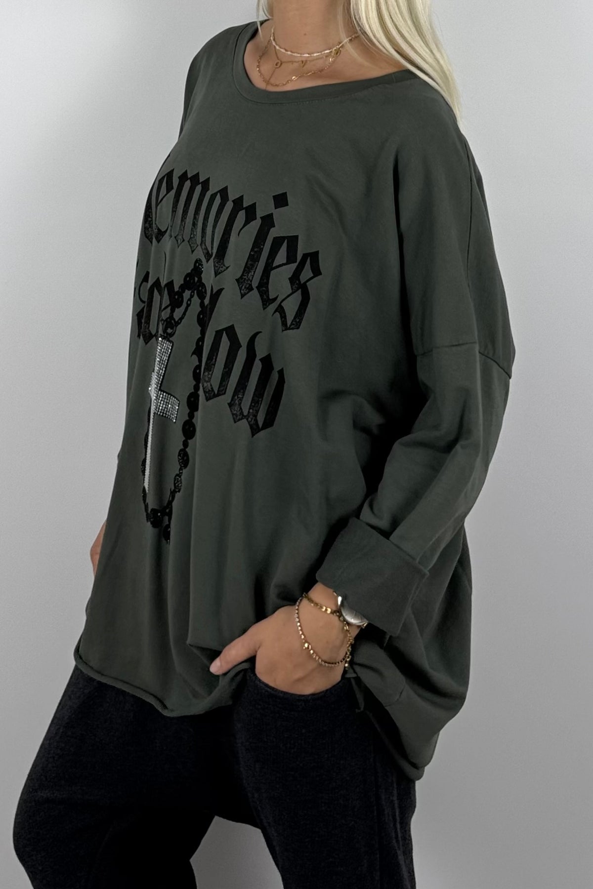 Oversize Shirt „Memories Fade Slow“ mit Kreuz-Detail –Khaki