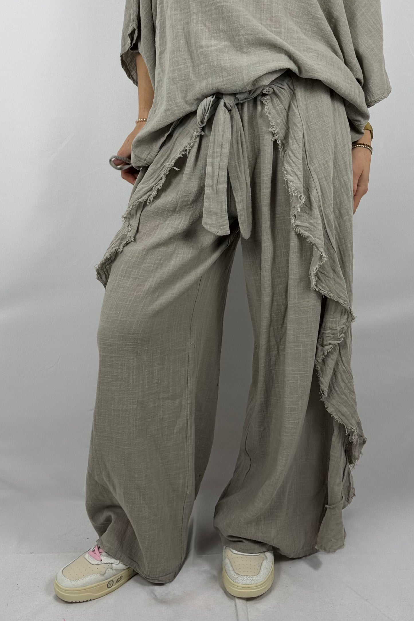 Baumwoll Hose mit Bindegürtel & Volants – Boho Style-Mud