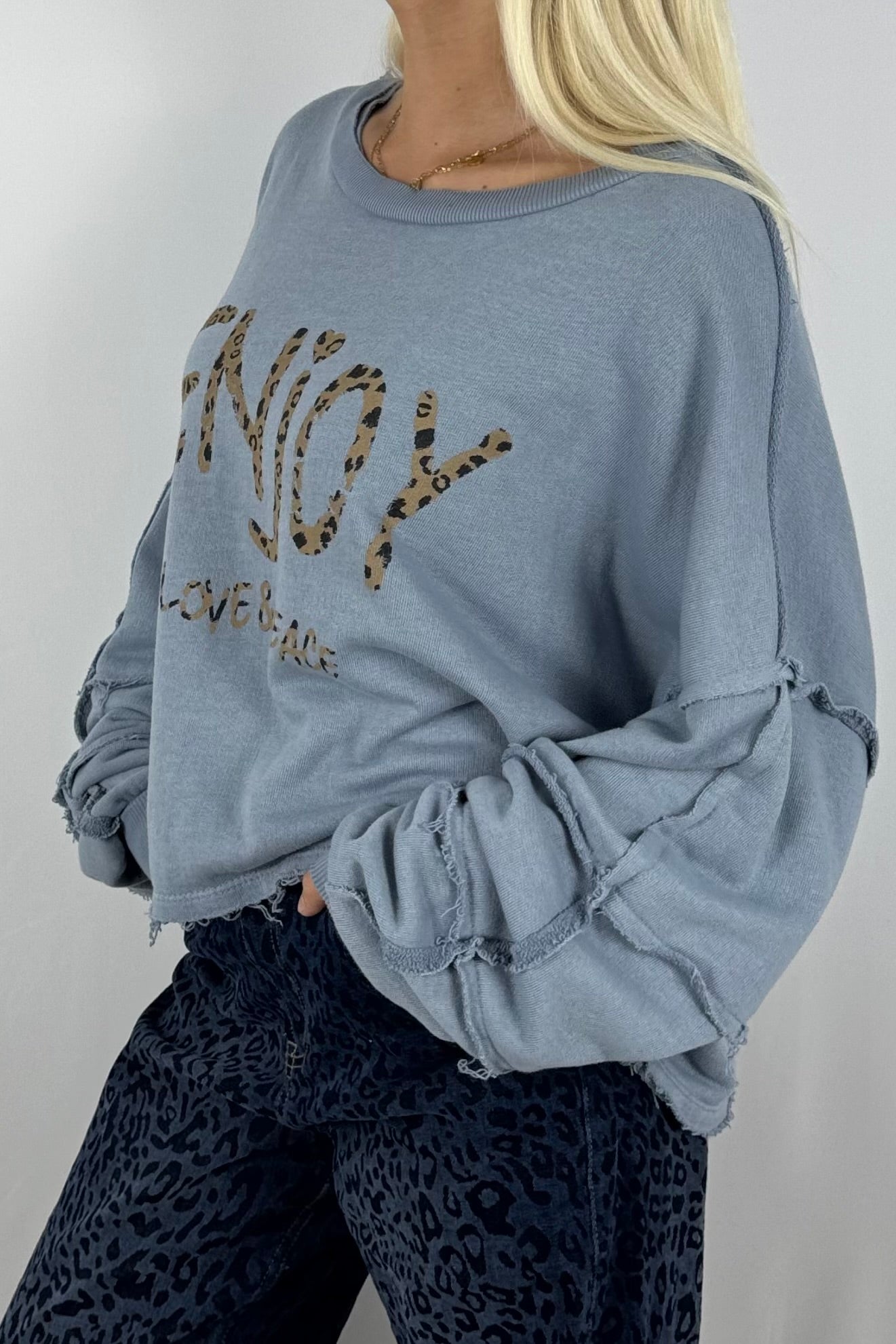 Damen Sweatshirt „ENJOY LOVE & PEACE“ – Leo Print-Blau