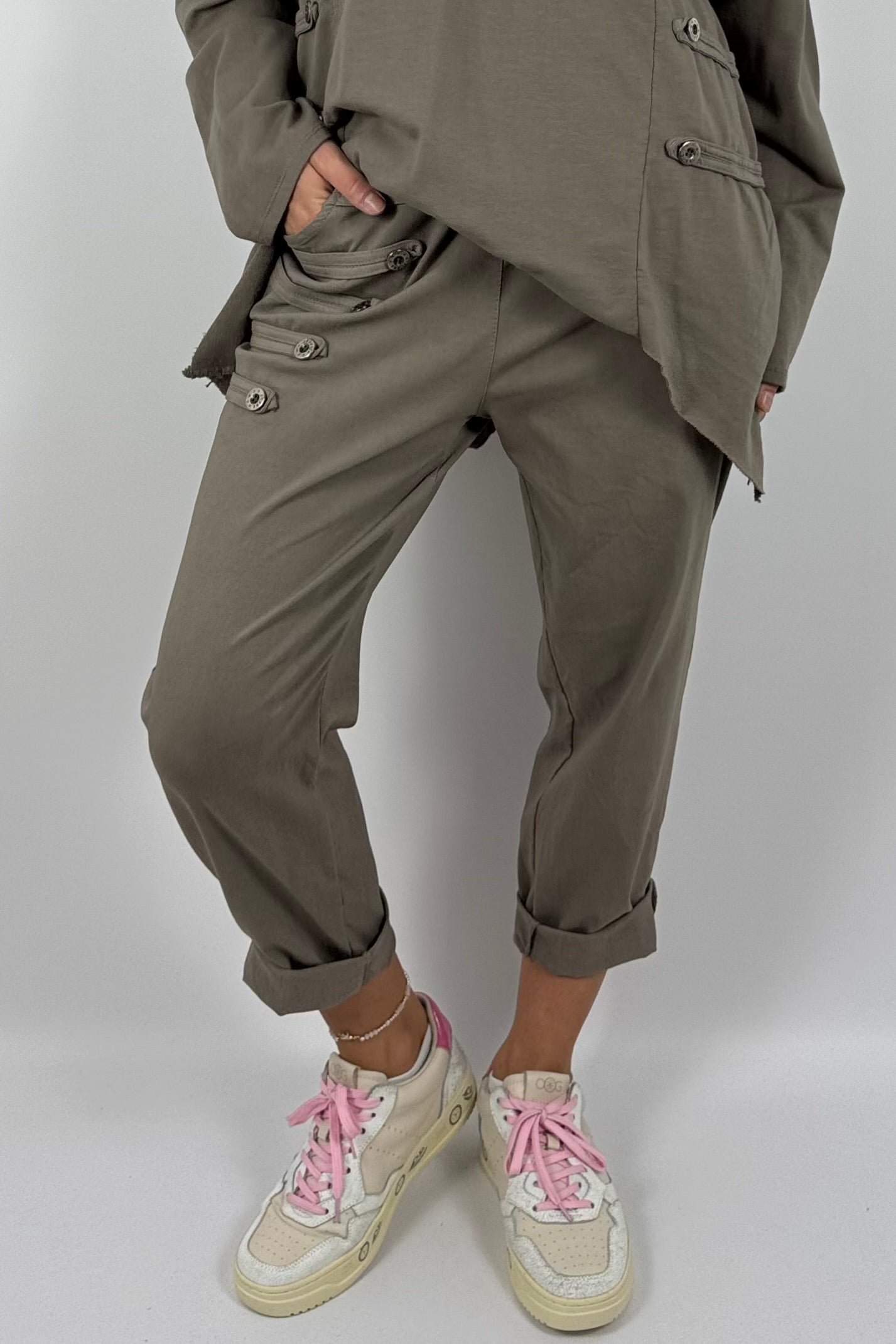 Damen Schlupfhose mit Knopfdetails – Mud