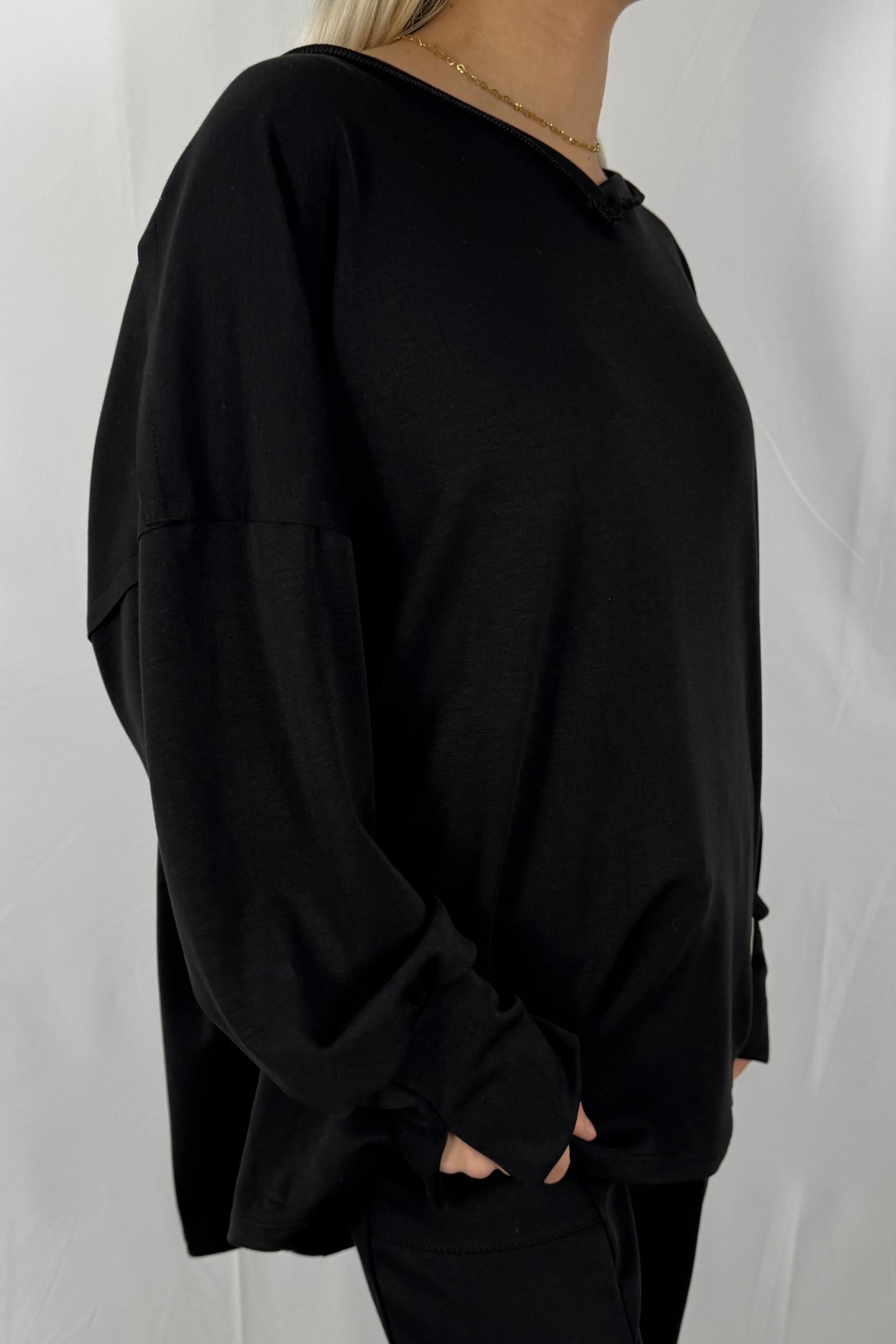 Oversize Sweatshirt mit Stufen-Schnitt & Patch –Schwarz