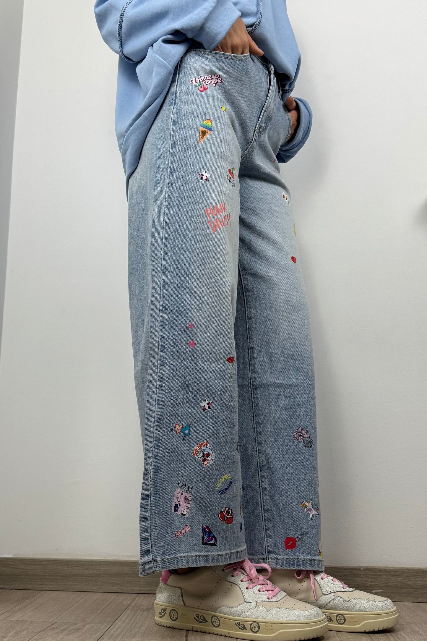 Jeans mit Stickern & Print-Details
