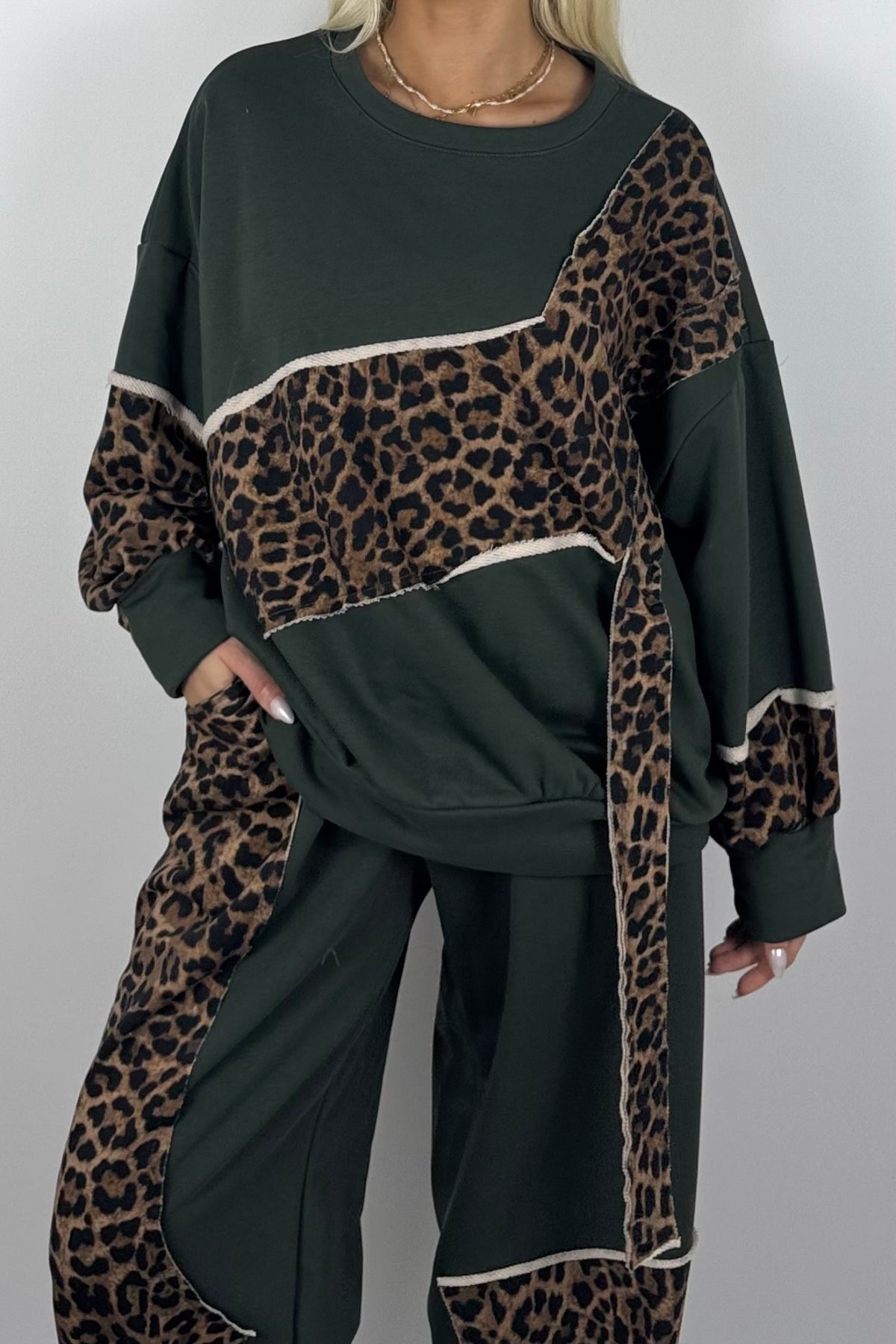 Oversize Damen Sweatshirt mit Leo-Muster & asymmetrischem Design - Khaki