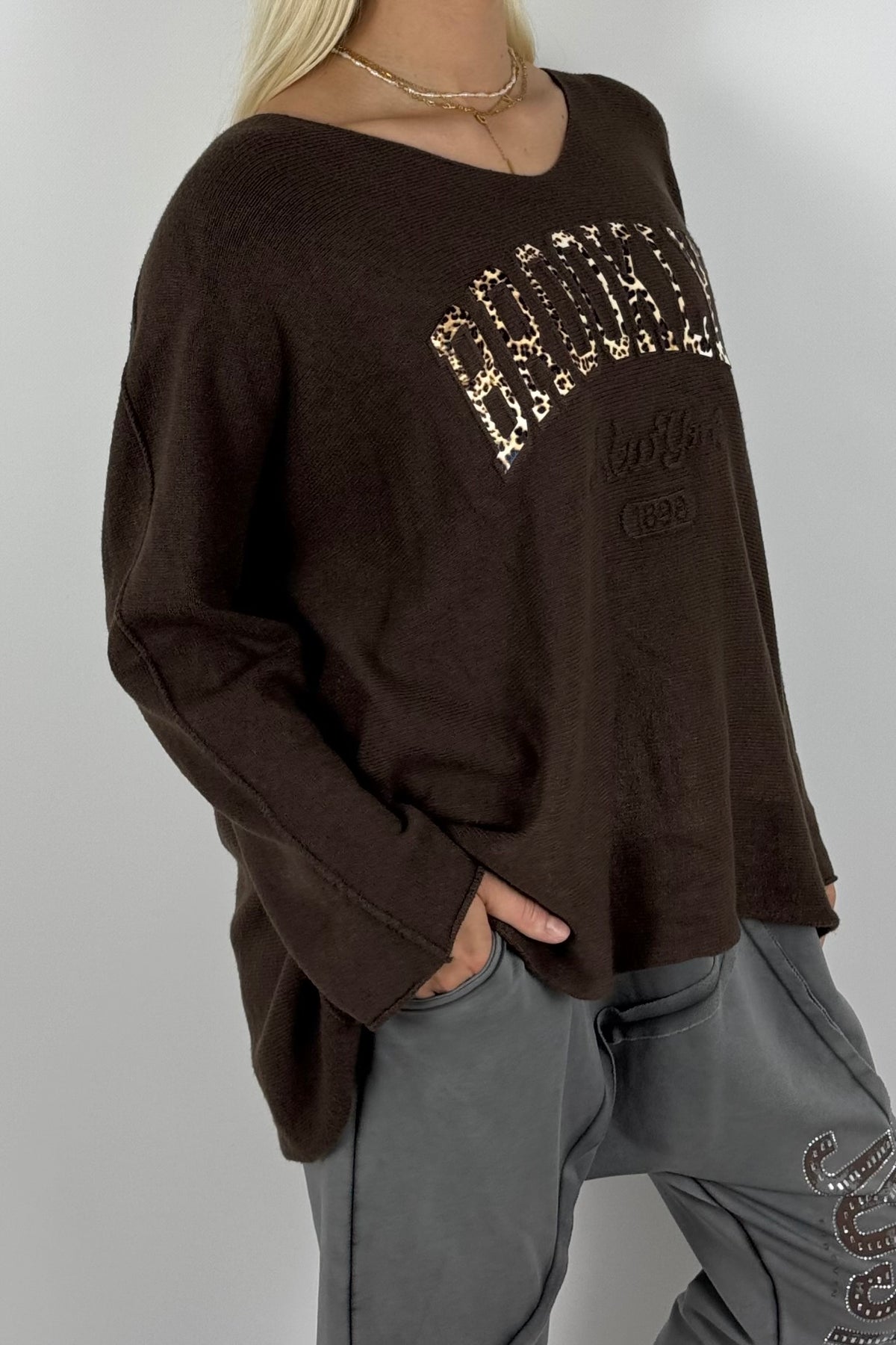 Oversize Shirt „BROOKLYN“ mit V-Ausschnitt – Schoko