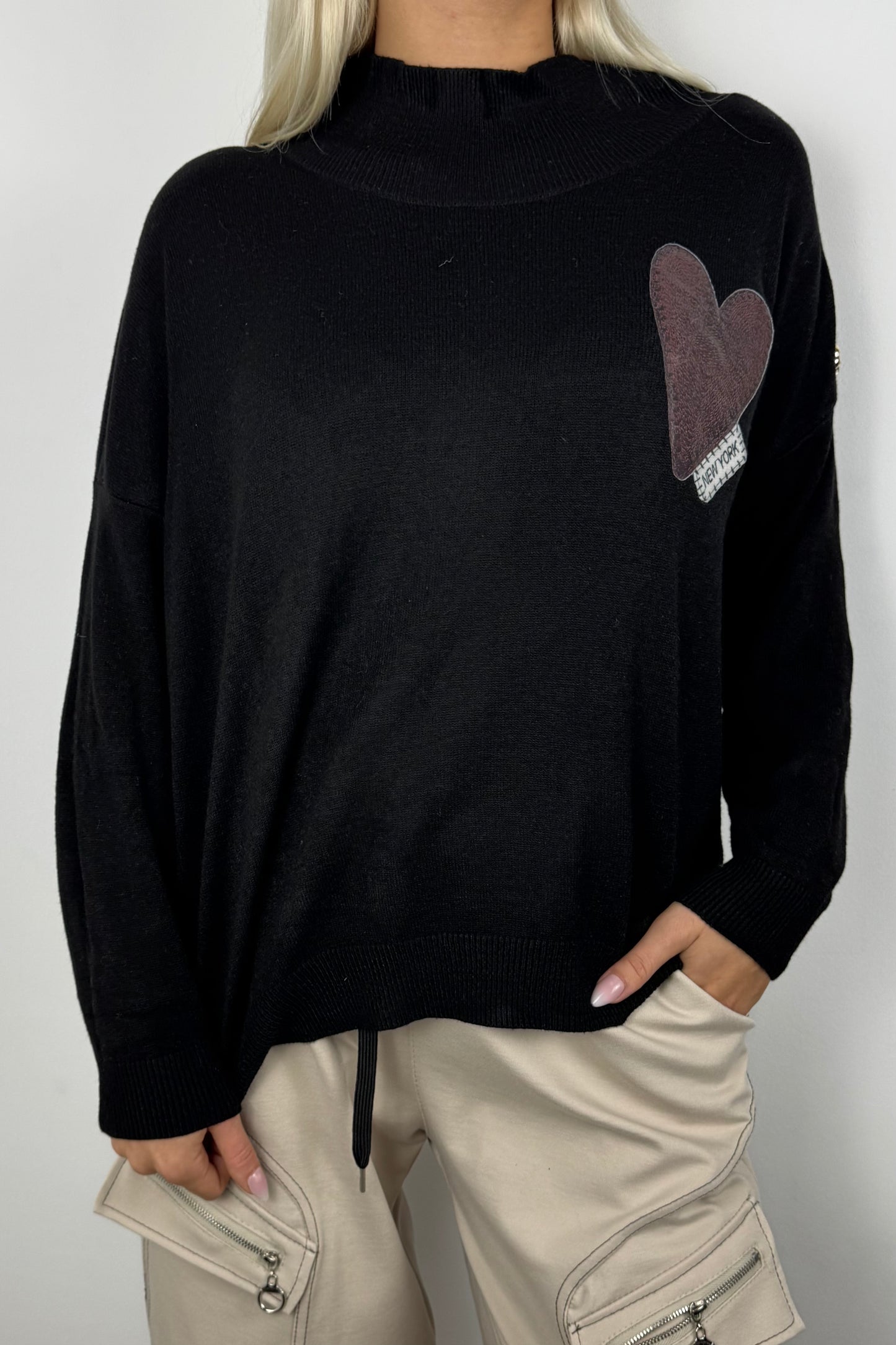 Oversize Shirt mit Herz-Patch & Zierknöpfen –Schwarz