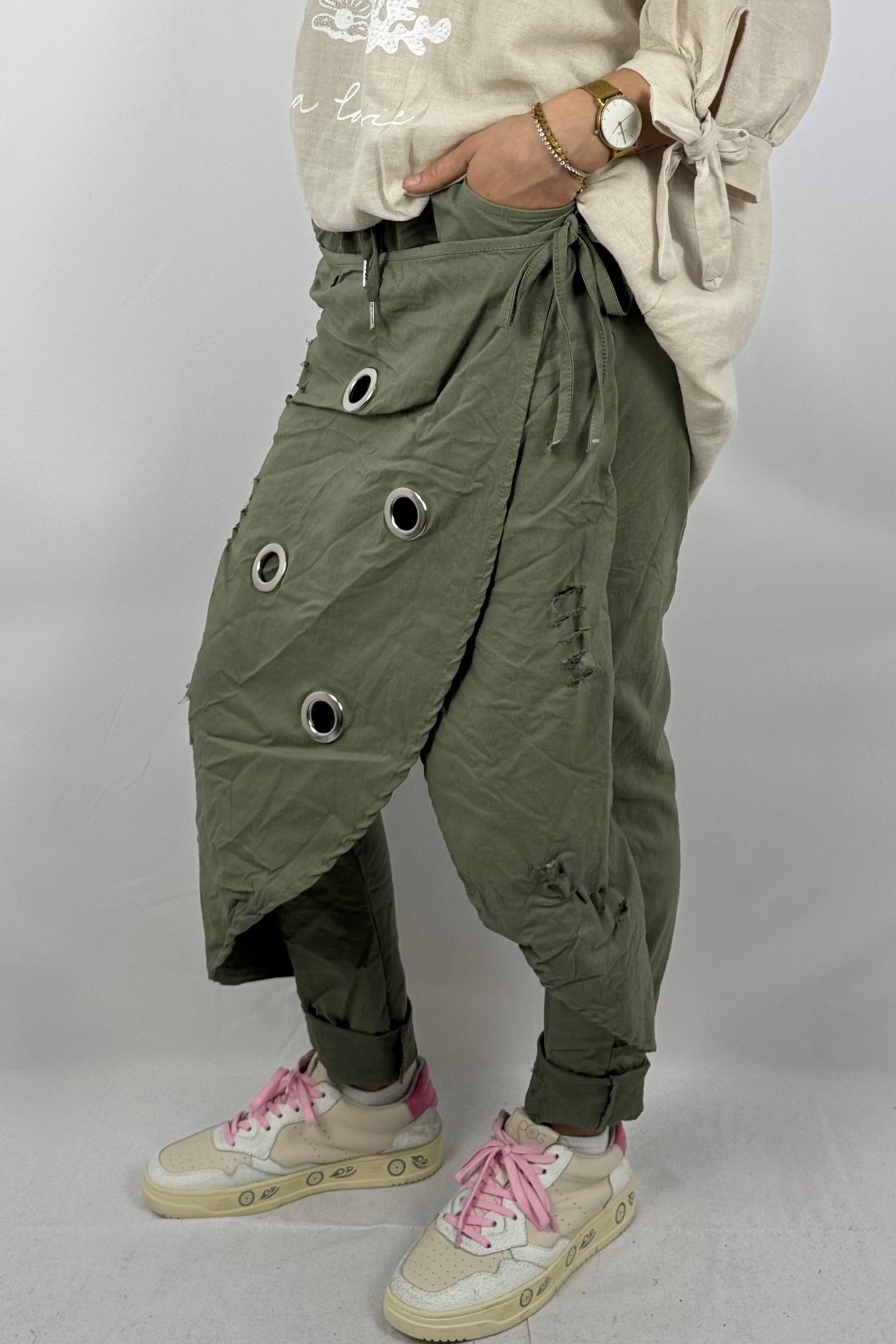 Haremshose mit Wickeloptik & Ösendetails-Khaki