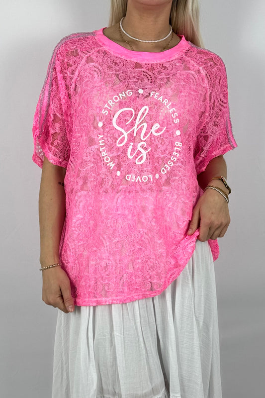 Spitzen-Shirt „She is…“ – Oversize Statement Shirt-Neon Pink