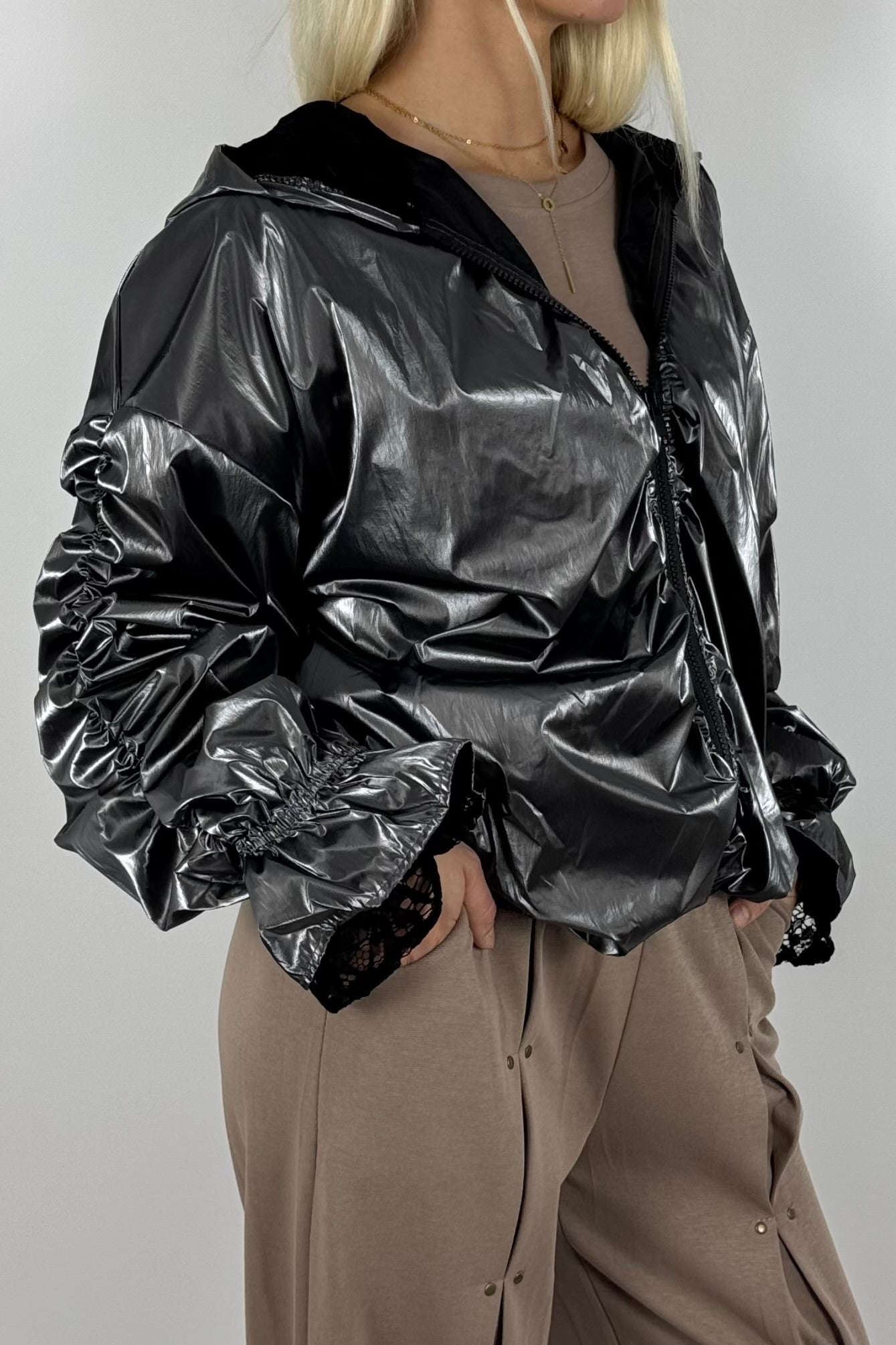 Damen Glanz-Jacke mit Kapuze – Metallic Look - Grau