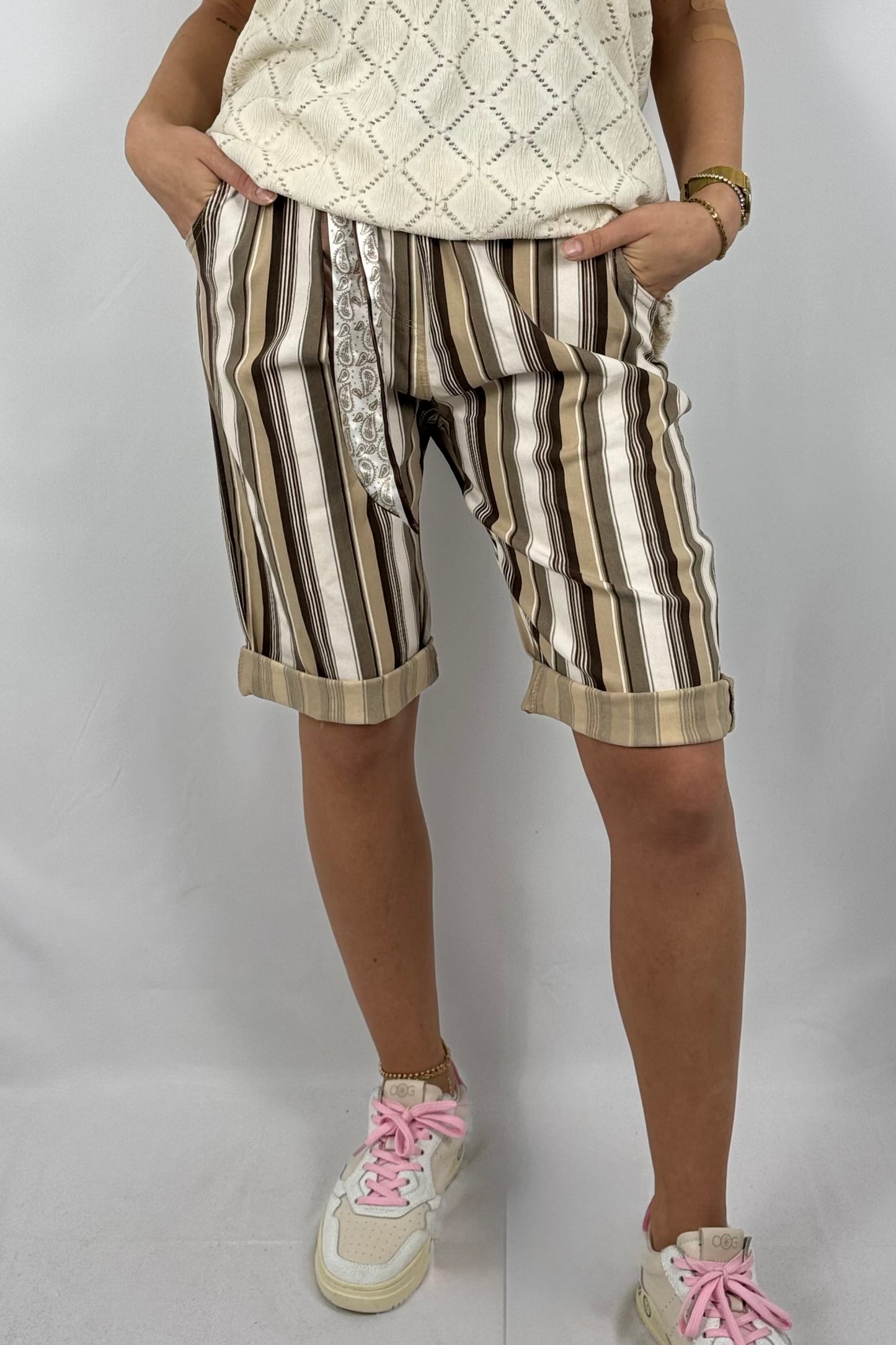 Gestreifte Paperbag-Shorts mit Gürtel – sommerlich & bequem-Safari
