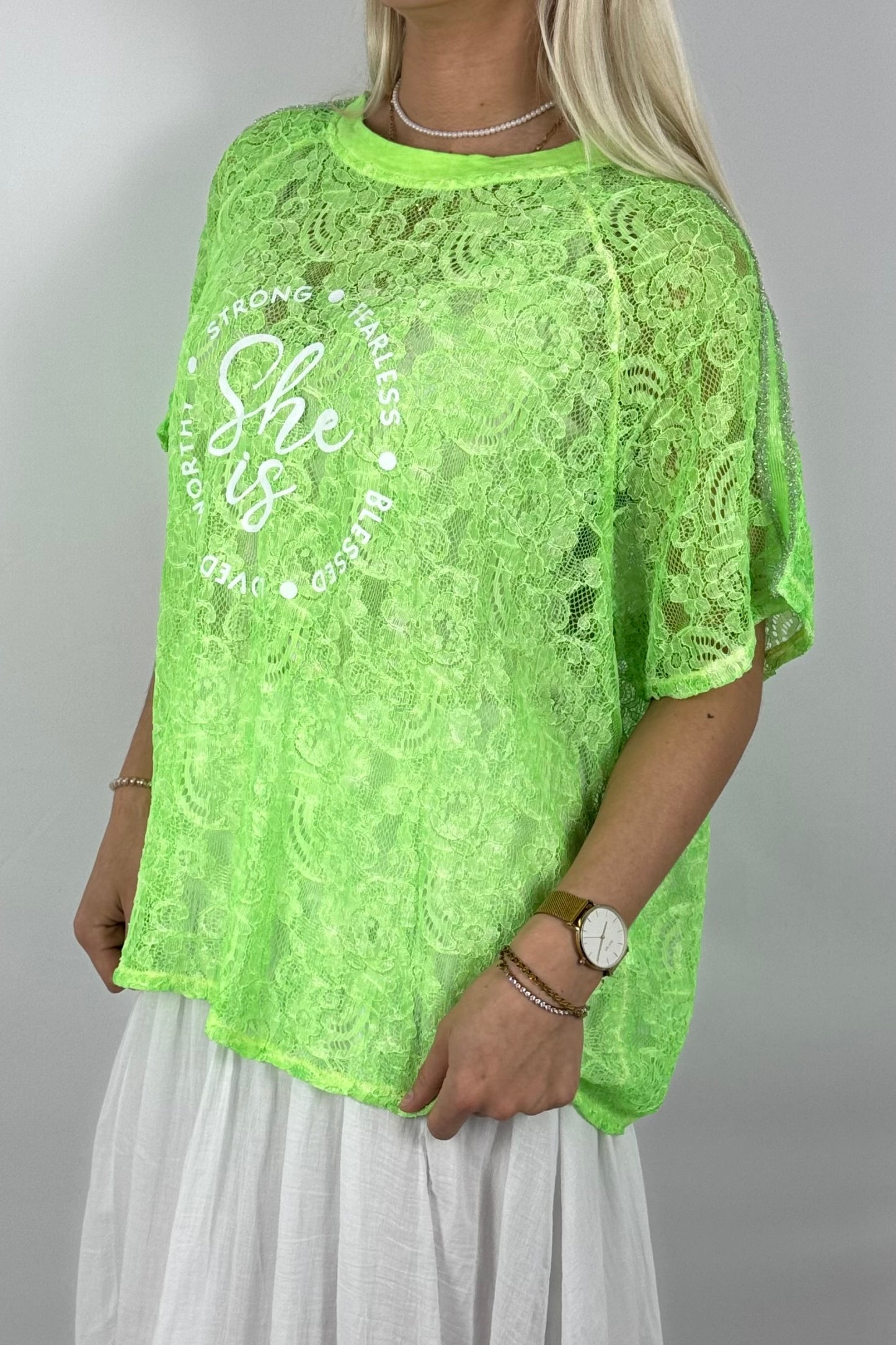 Spitzen-Shirt „She is…“ – Oversize Statement Shirt-Neon grün