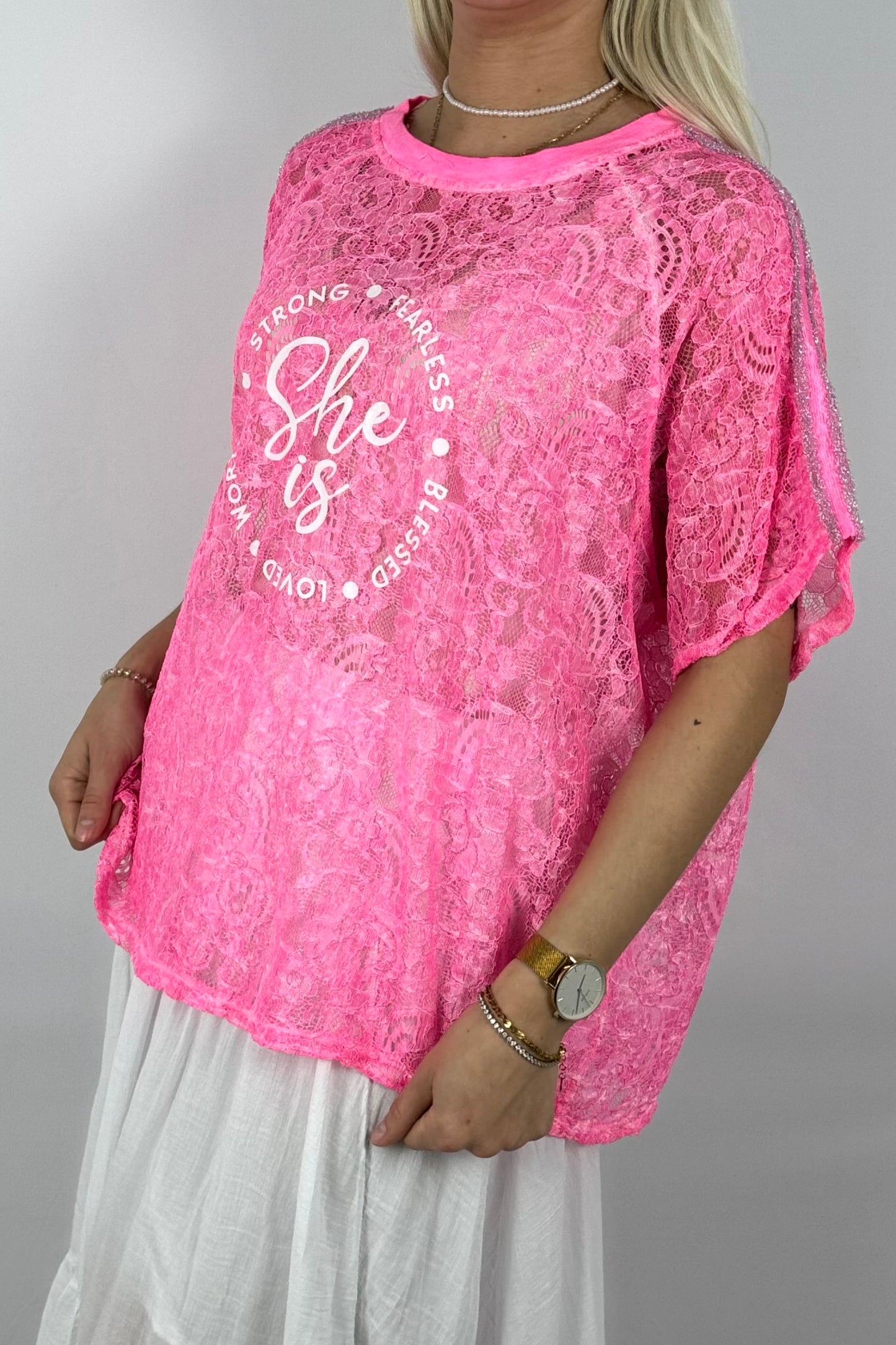 Spitzen-Shirt „She is…“ – Oversize Statement Shirt-Neon Pink