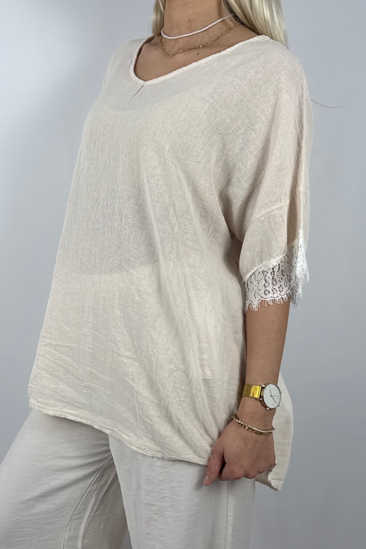 Oversize Damen Shirt mit Spitzen Details und V Ausschnitt-Beige