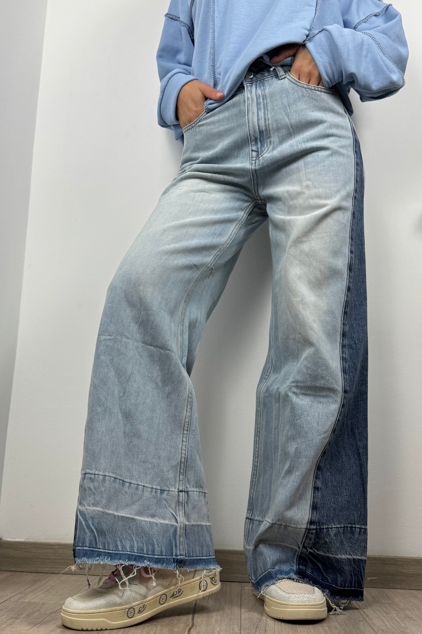 Zweifarbige Wide Leg Jeans
