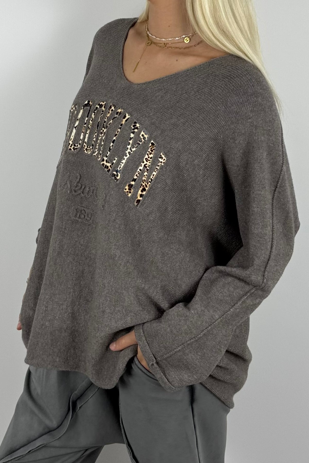 Oversize Shirt „BROOKLYN“ mit V-Ausschnitt – Mud