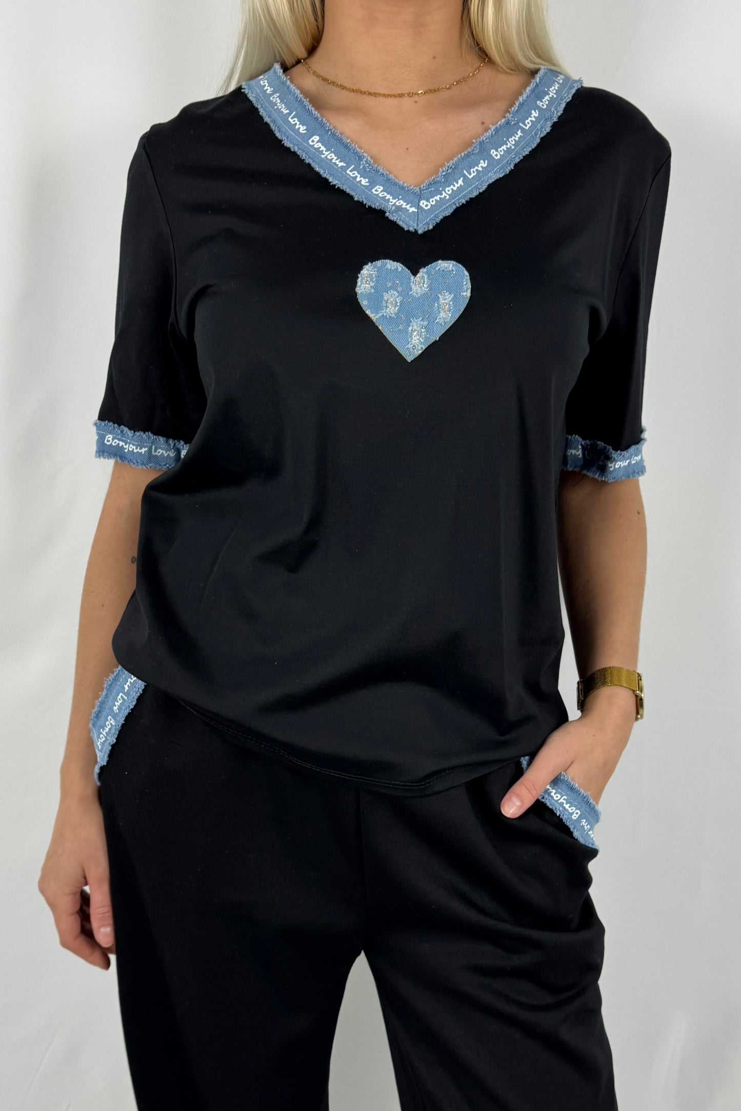 Damen Shirt mit Herz Detail und Bonjour Love Schriftzug-Schwarz