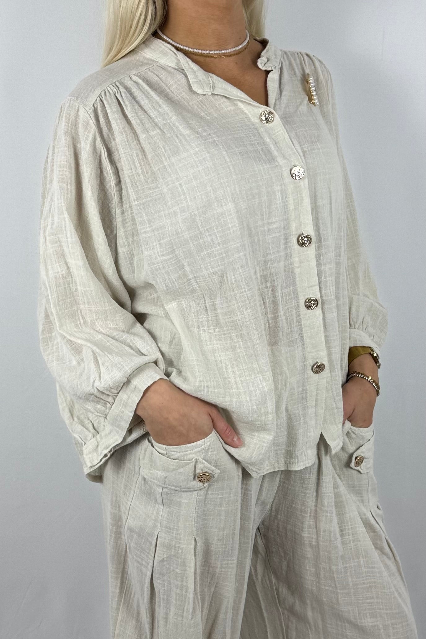 Baumwollbluse mit Schmuckbrosche und Knopfleiste-Beige