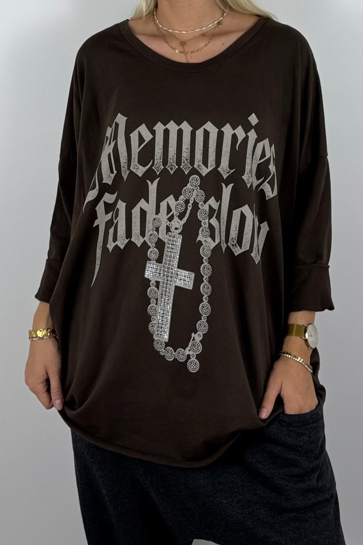Oversize Shirt „Memories Fade Slow“ mit Kreuz-Detail –Schoko