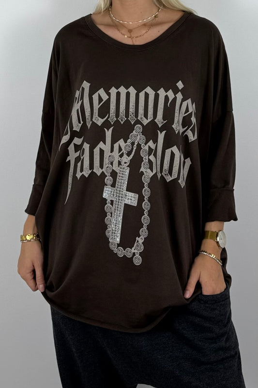 Oversize Shirt „Memories Fade Slow“ mit Kreuz-Detail –Schoko
