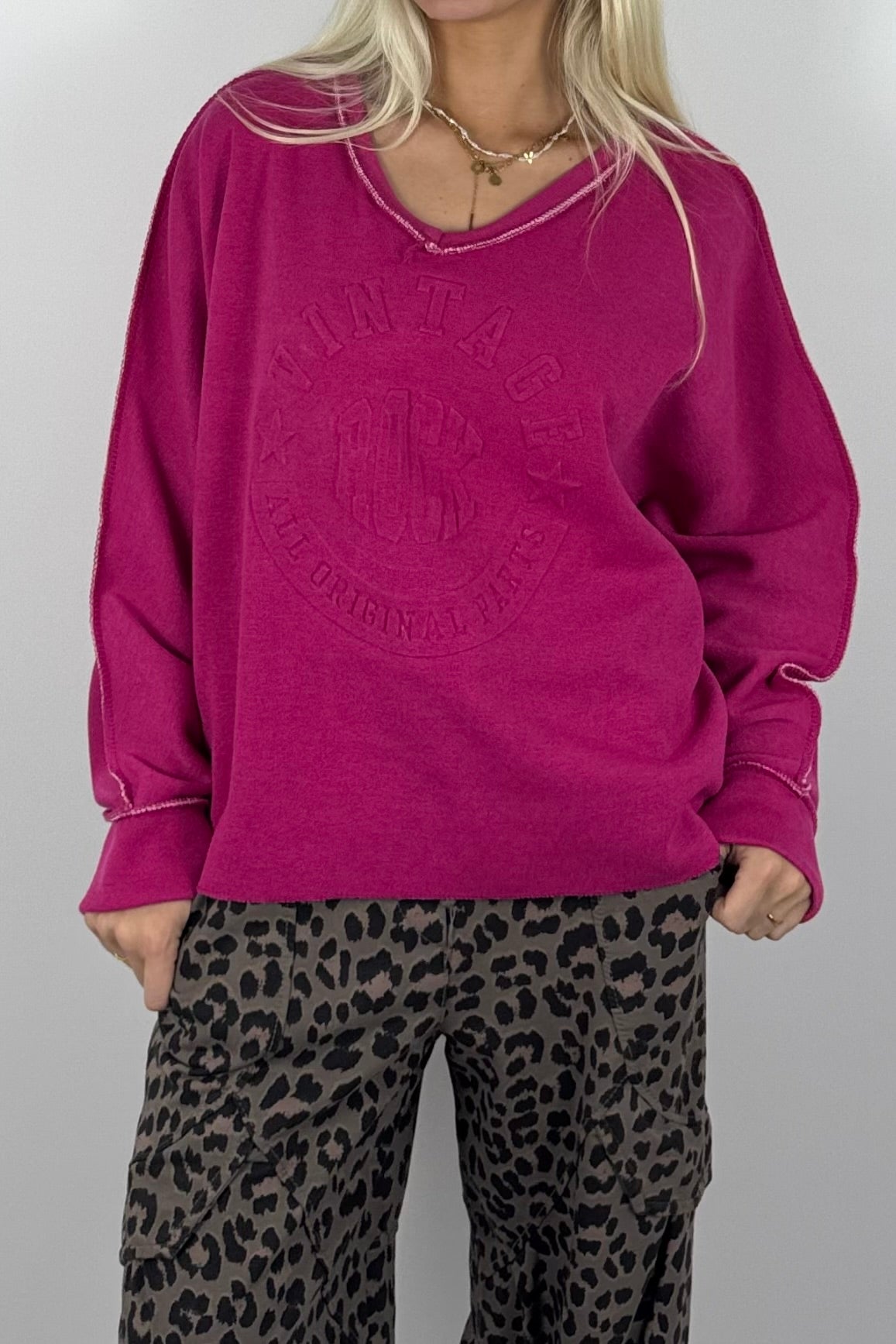 Oversize Damen Sweatshirt mit Vintage-Prägung & V-Ausschnitt – Pink