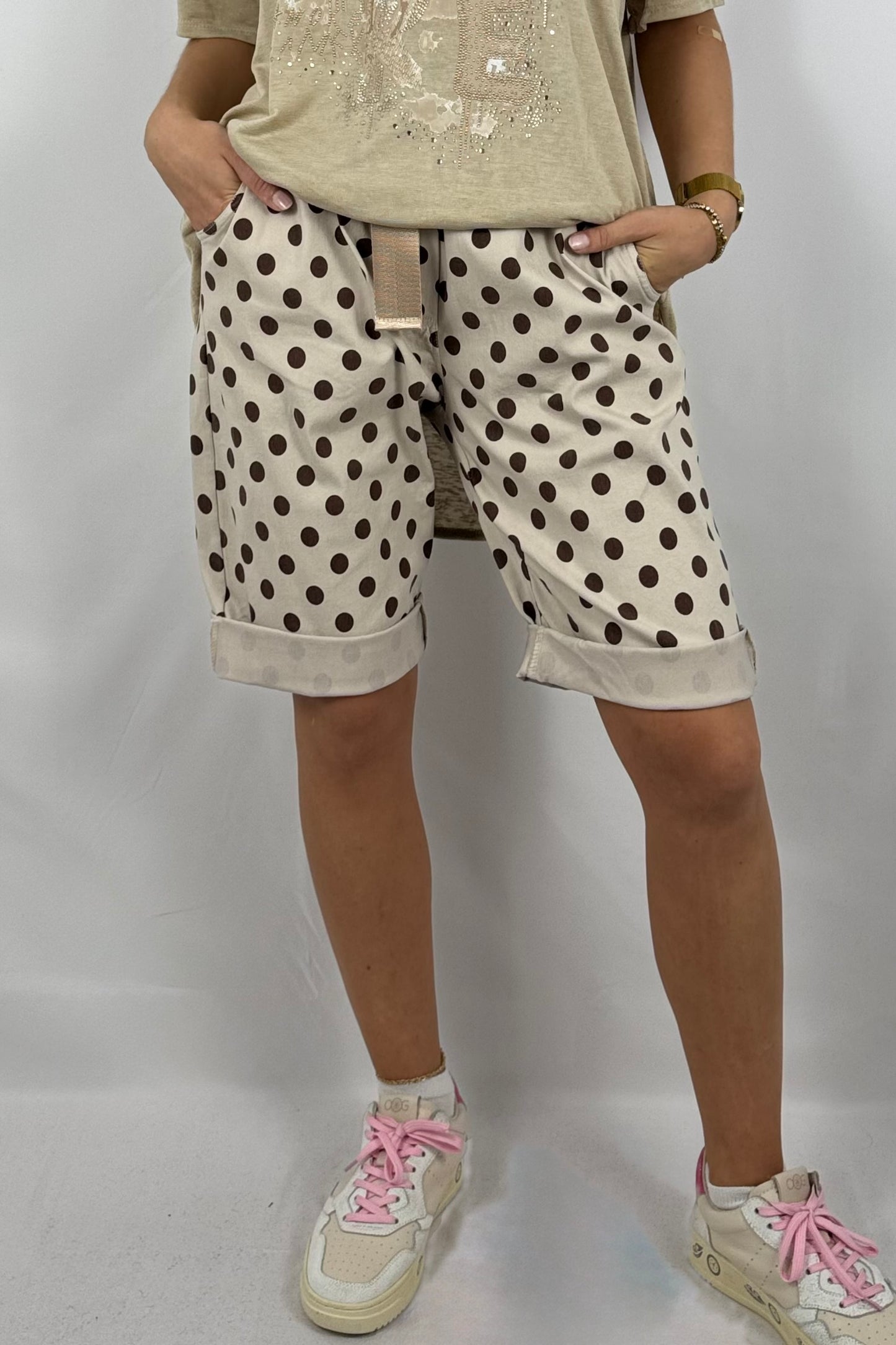 Shorts mit Punkte-Print & Gürtel-Beige