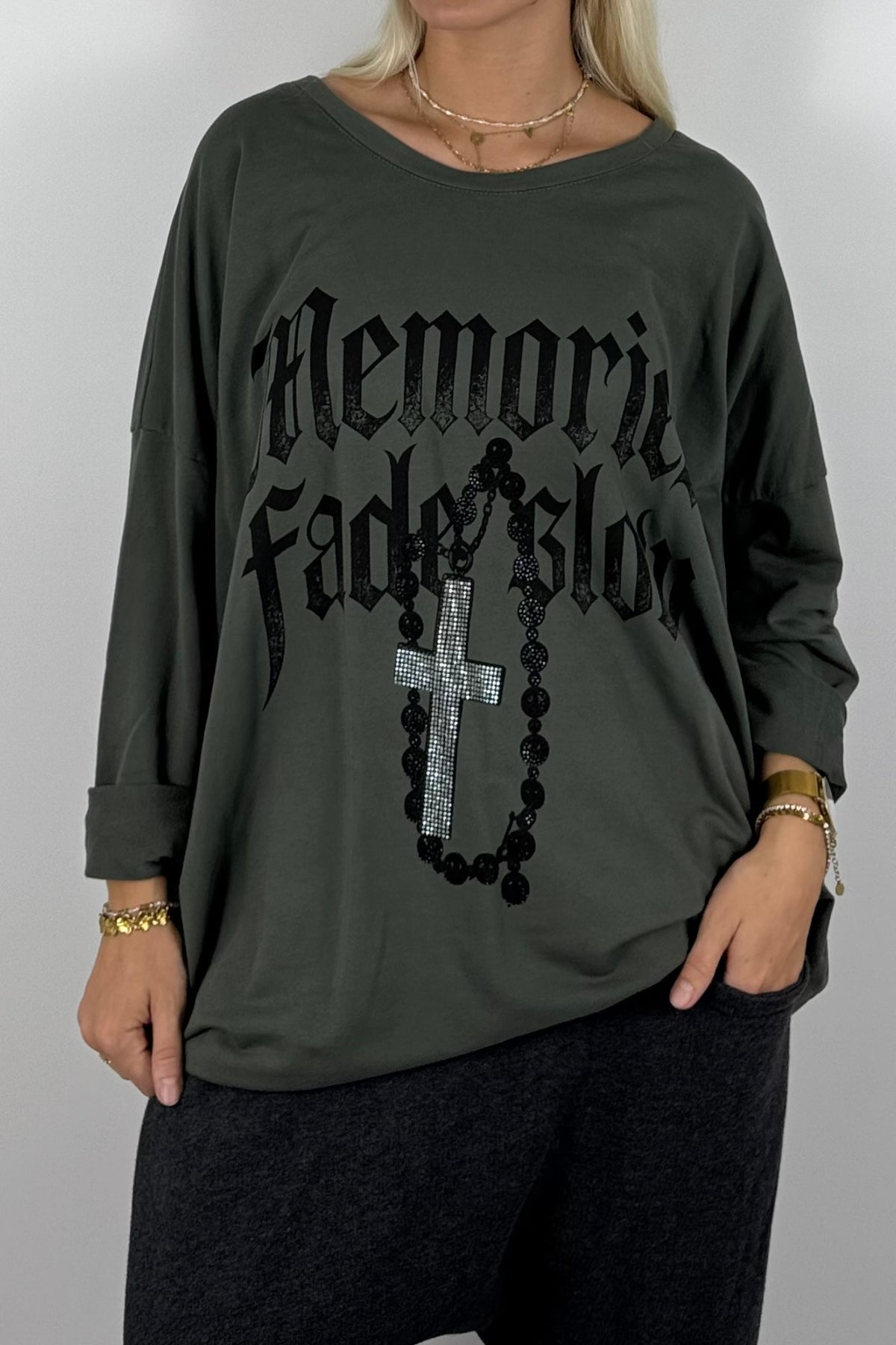 Oversize Shirt „Memories Fade Slow“ mit Kreuz-Detail –Khaki