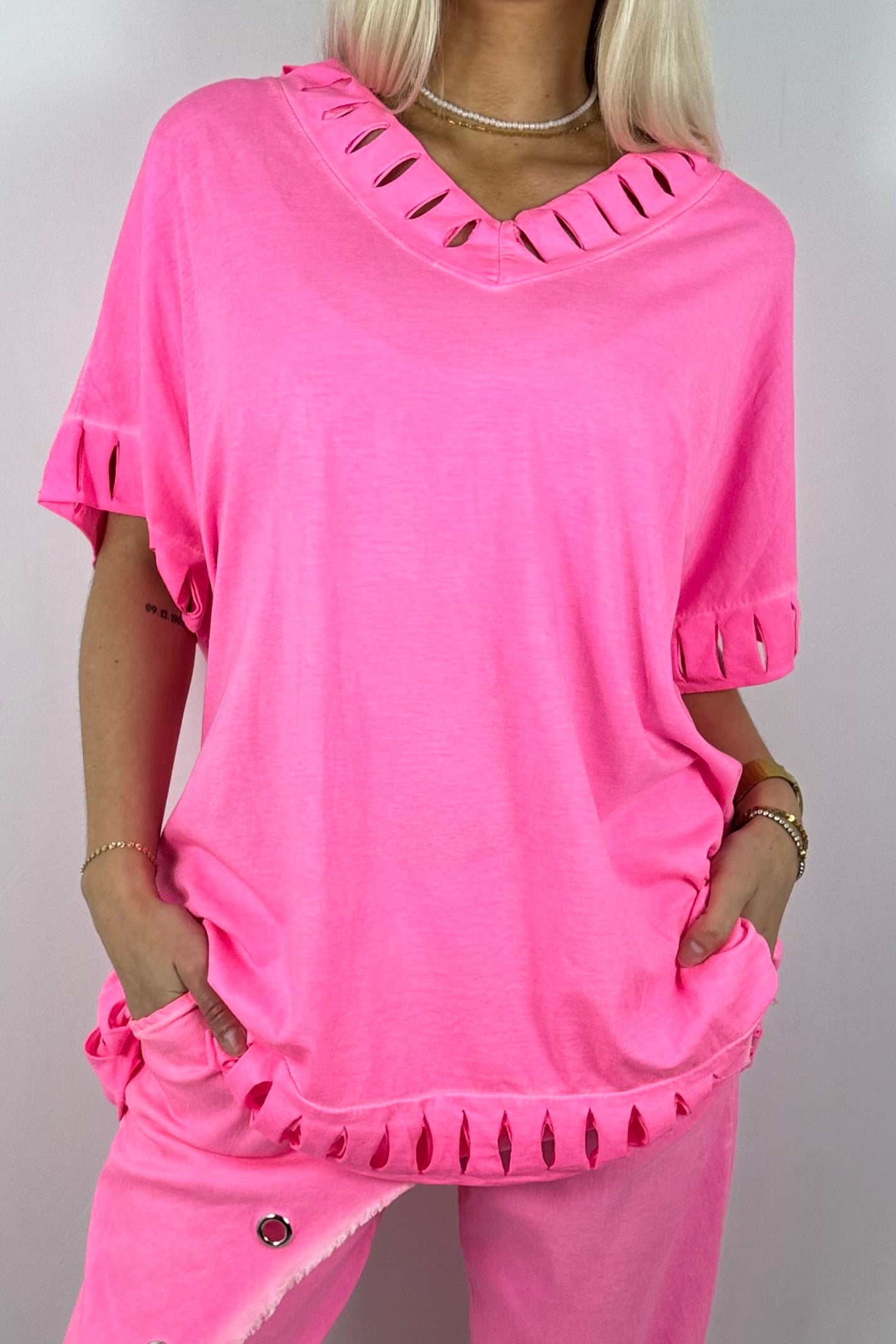 Oversize-Shirt mit Cut-Out-Details und V-Ausschnitt-Neon Pink