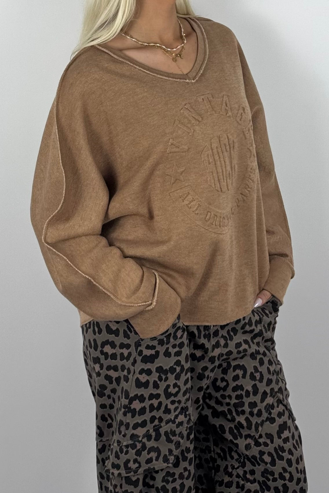 Oversize Damen Sweatshirt mit Vintage-Prägung & V-Ausschnitt – Kamel
