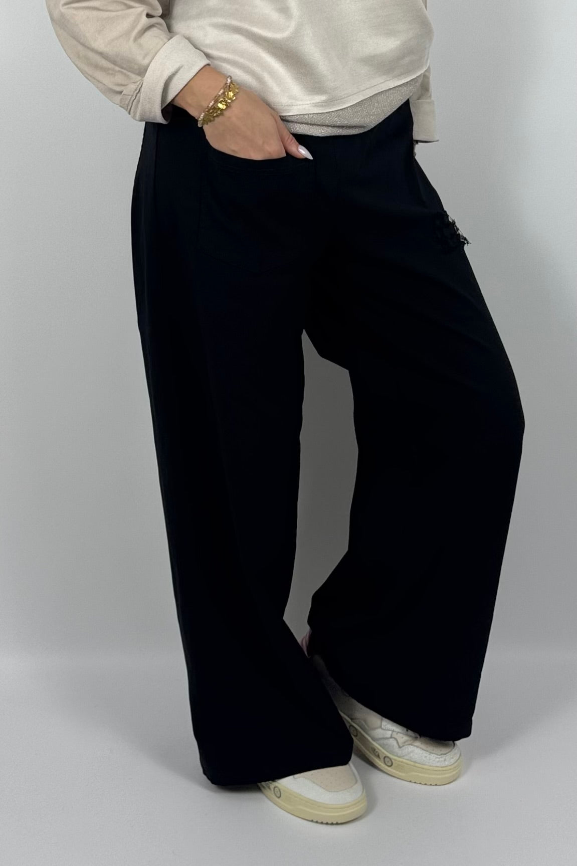 Damen Wide-Leg Hose mit Destroyed-Details – Schwarz