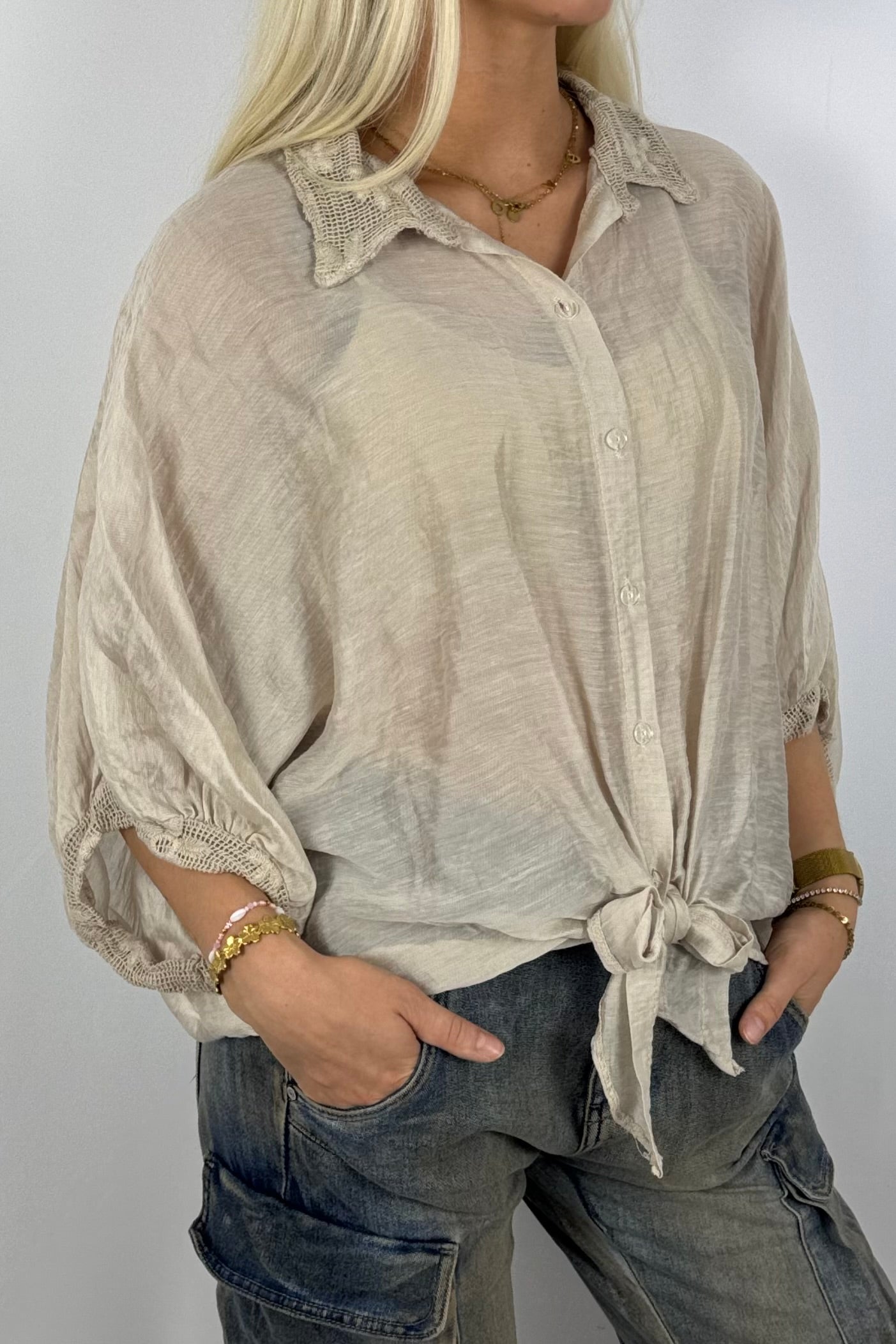 Leichte Bluse mit Häkelkragen –Beige