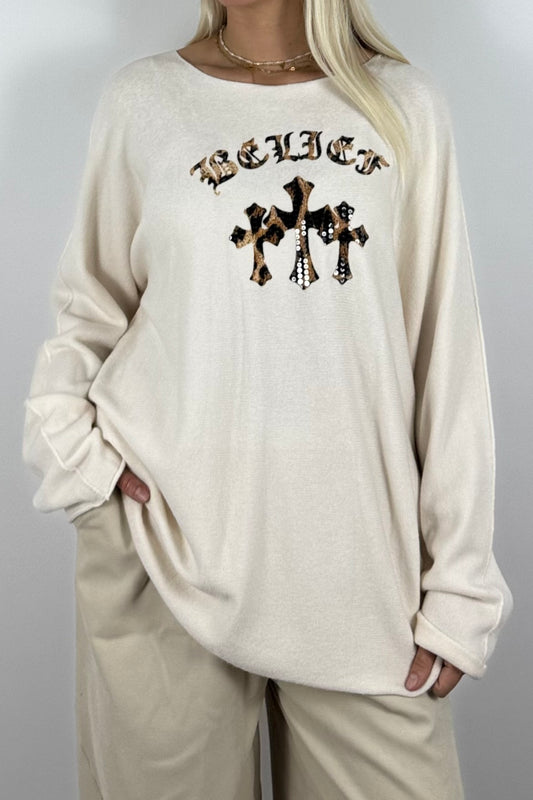 Oversize Shirt mit Leo-Statement & Kreuz-Detail – Weiß