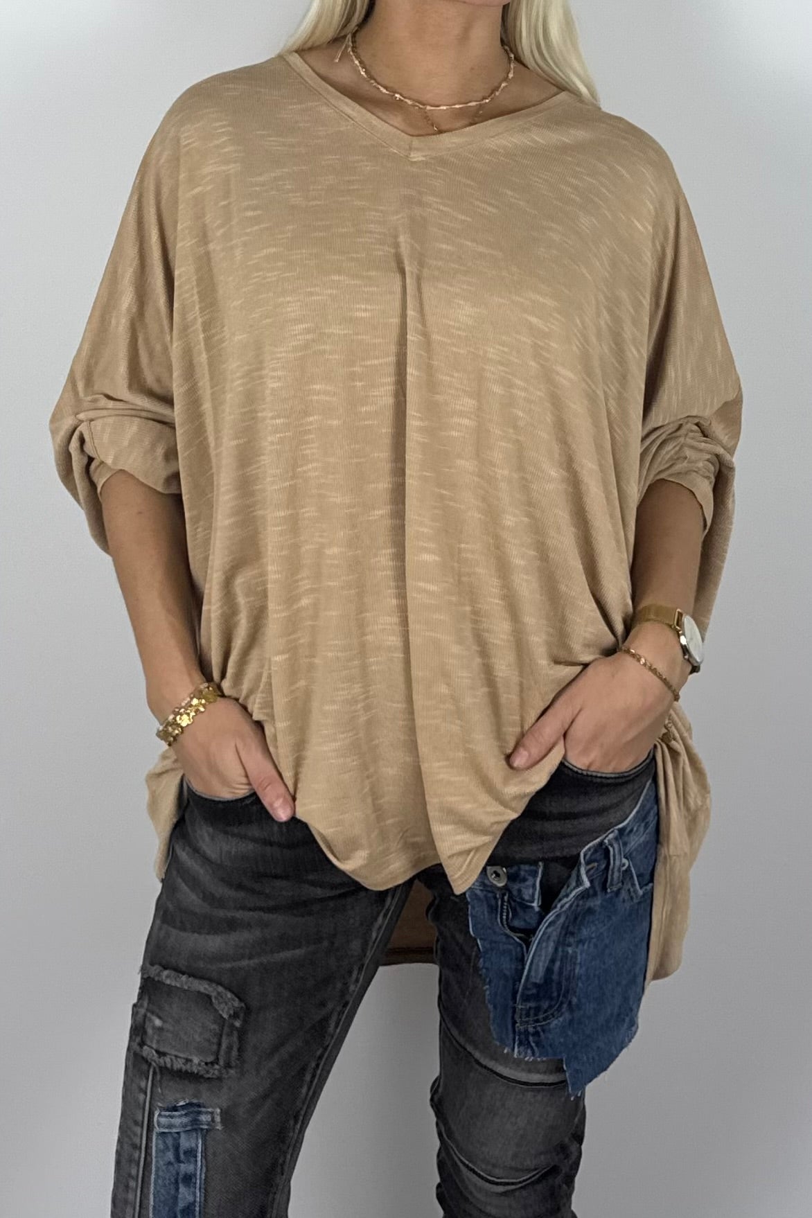 Damen Oversize Shirt mit V-Ausschnitt – Kamel