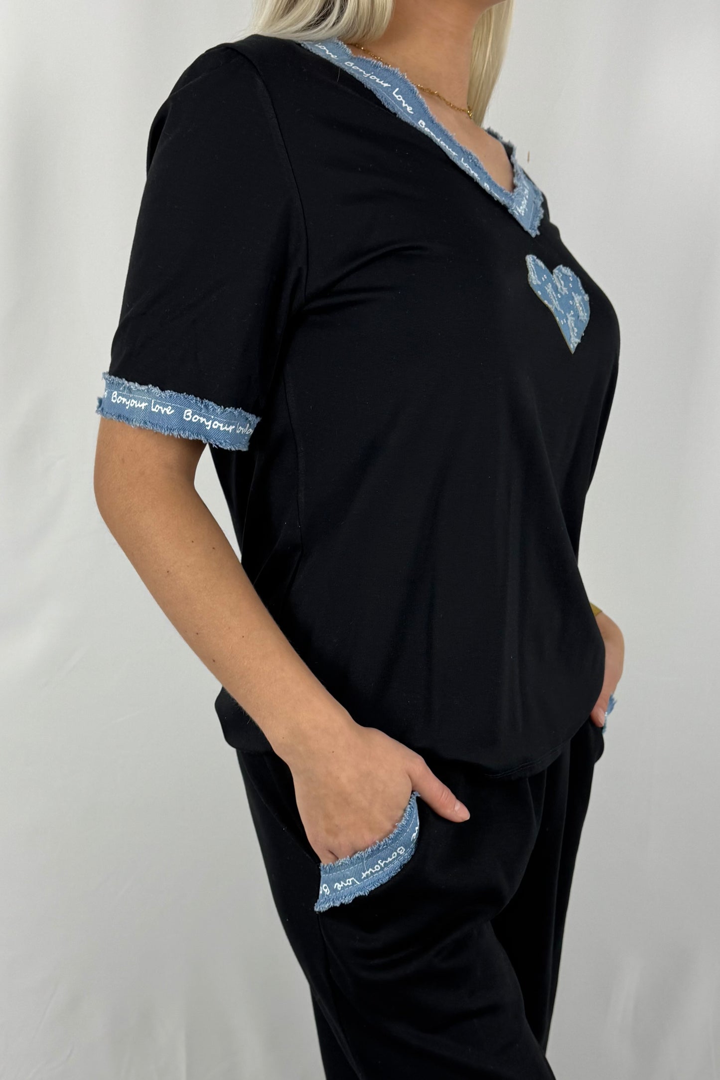 Damen Shirt mit Herz Detail und Bonjour Love Schriftzug-Schwarz