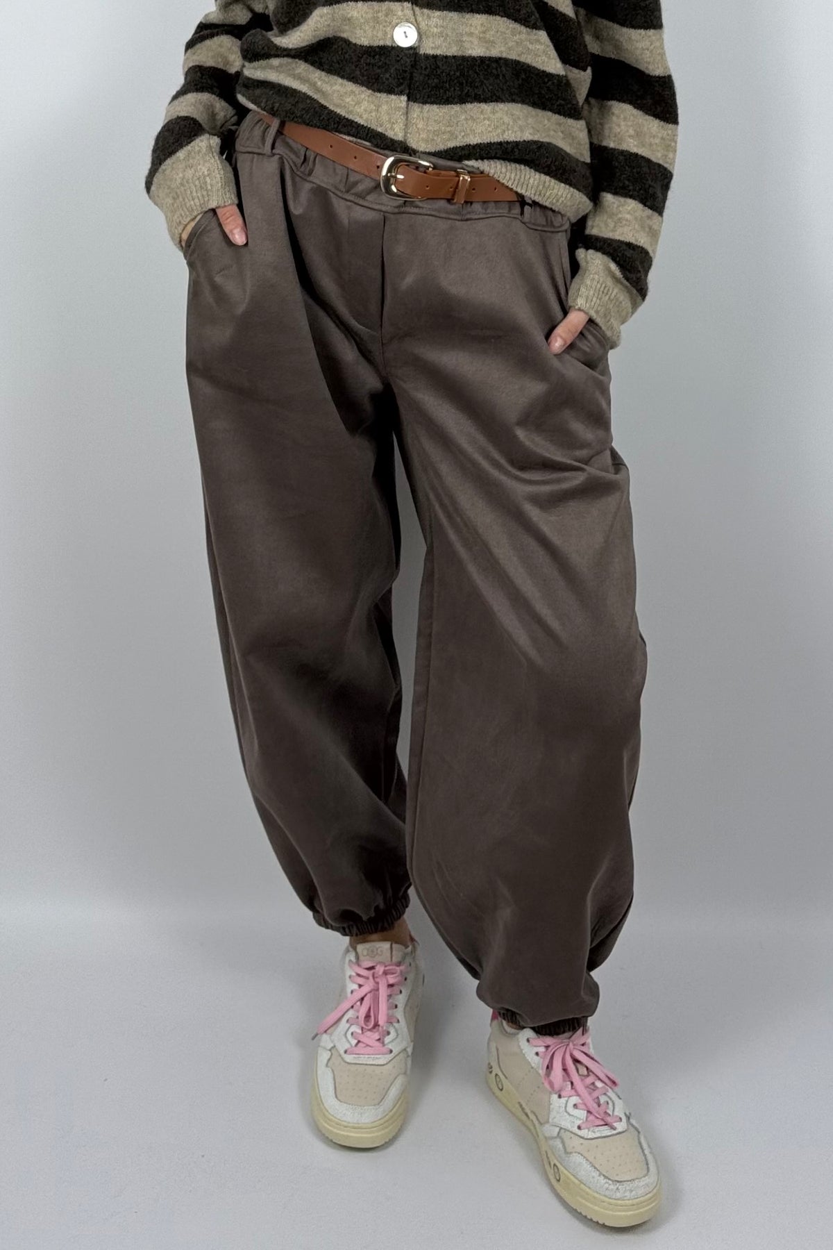 Damen Hose im Velours-Look mit Gürtel –Schoko