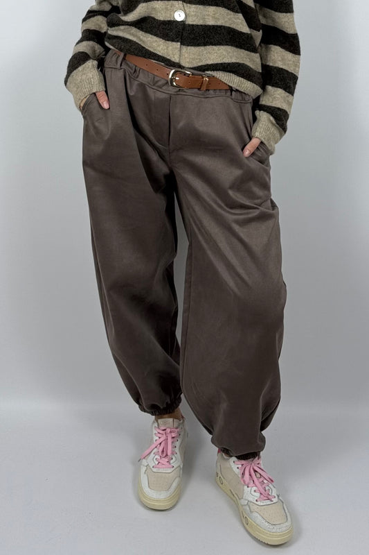 Damen Hose im Velours-Look mit Gürtel –Schoko
