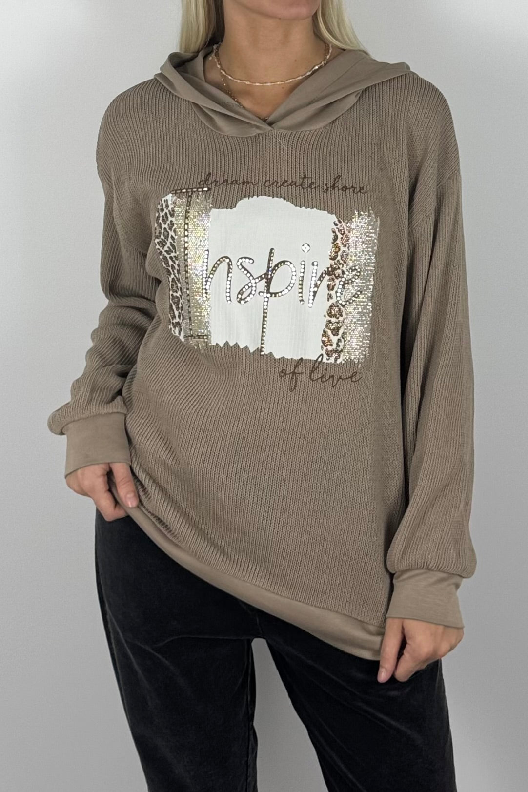 Damen Pullover mit Kapuze & Inspire-Print – Mud